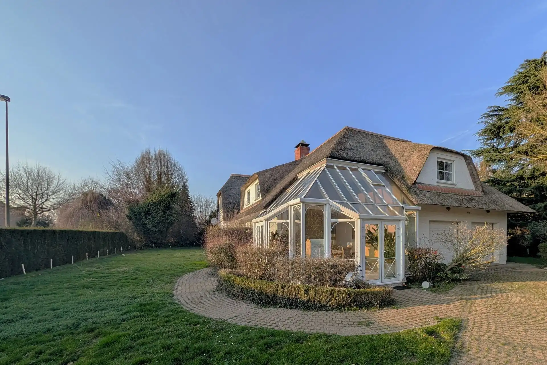 Verzorgde villa met 4 slpk. en veel privacy nabij de grens met Maastricht (NL) foto 3