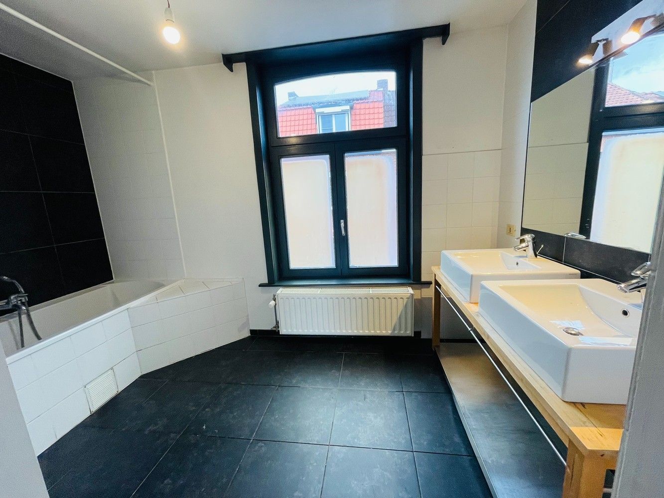 Assebroek, leuk ENERGIEZUINIG gezellig  instapklaar woonhuis met 3 SLAAPKAMERS en tuintje foto 4