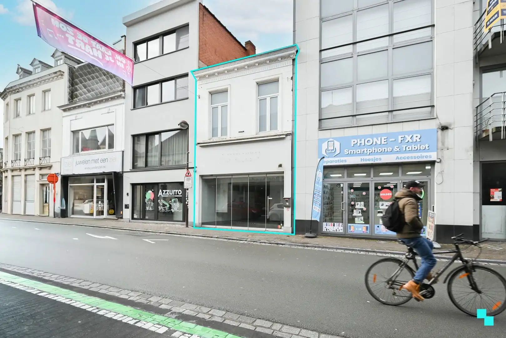 Te renoveren karaktervol handelspand in centrum Waregem foto {{pictureIndex}}