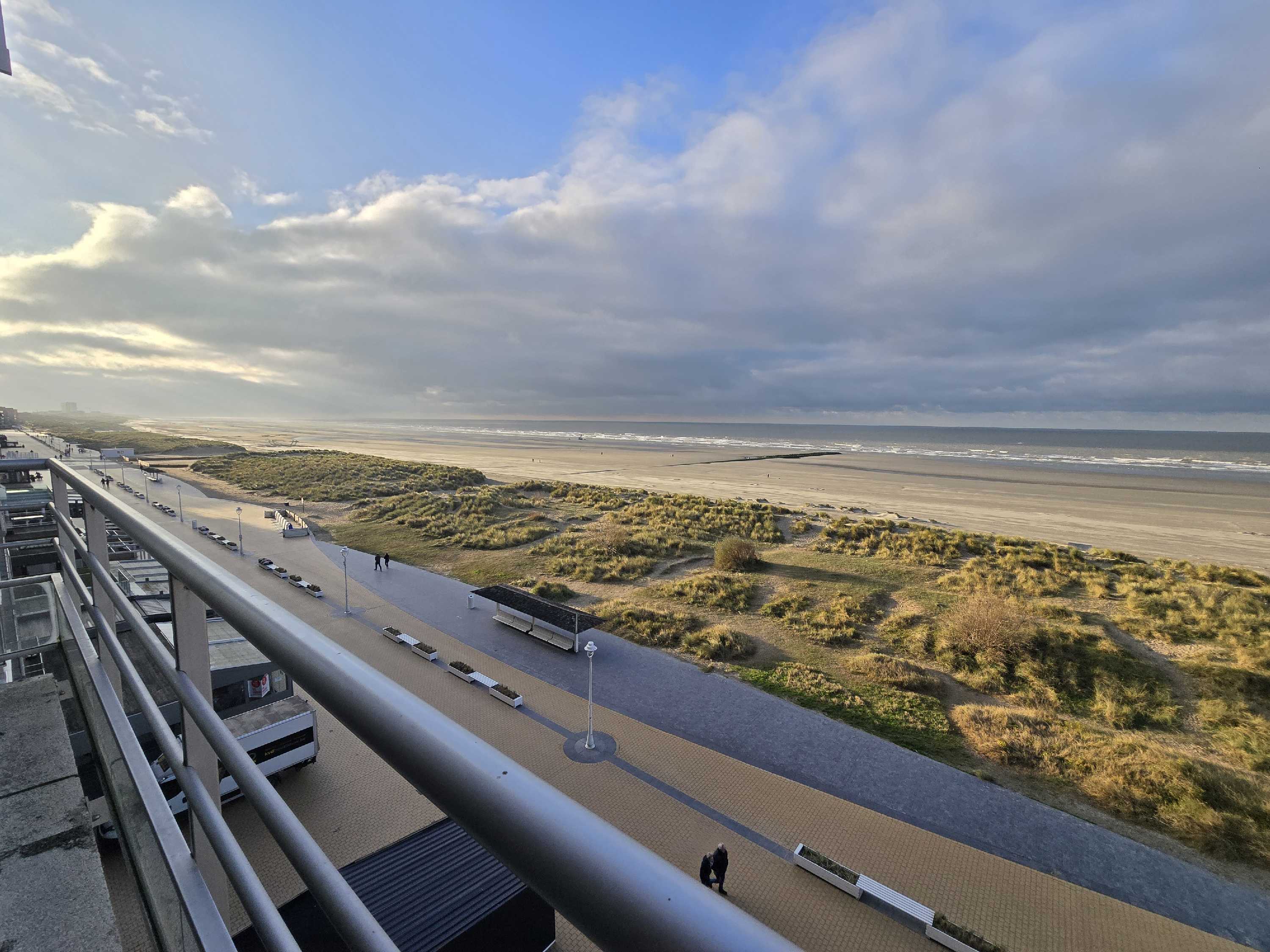 Op te knappen appartement met frontaal zeezicht en aanpalende studio te Nieuwpoort foto 1