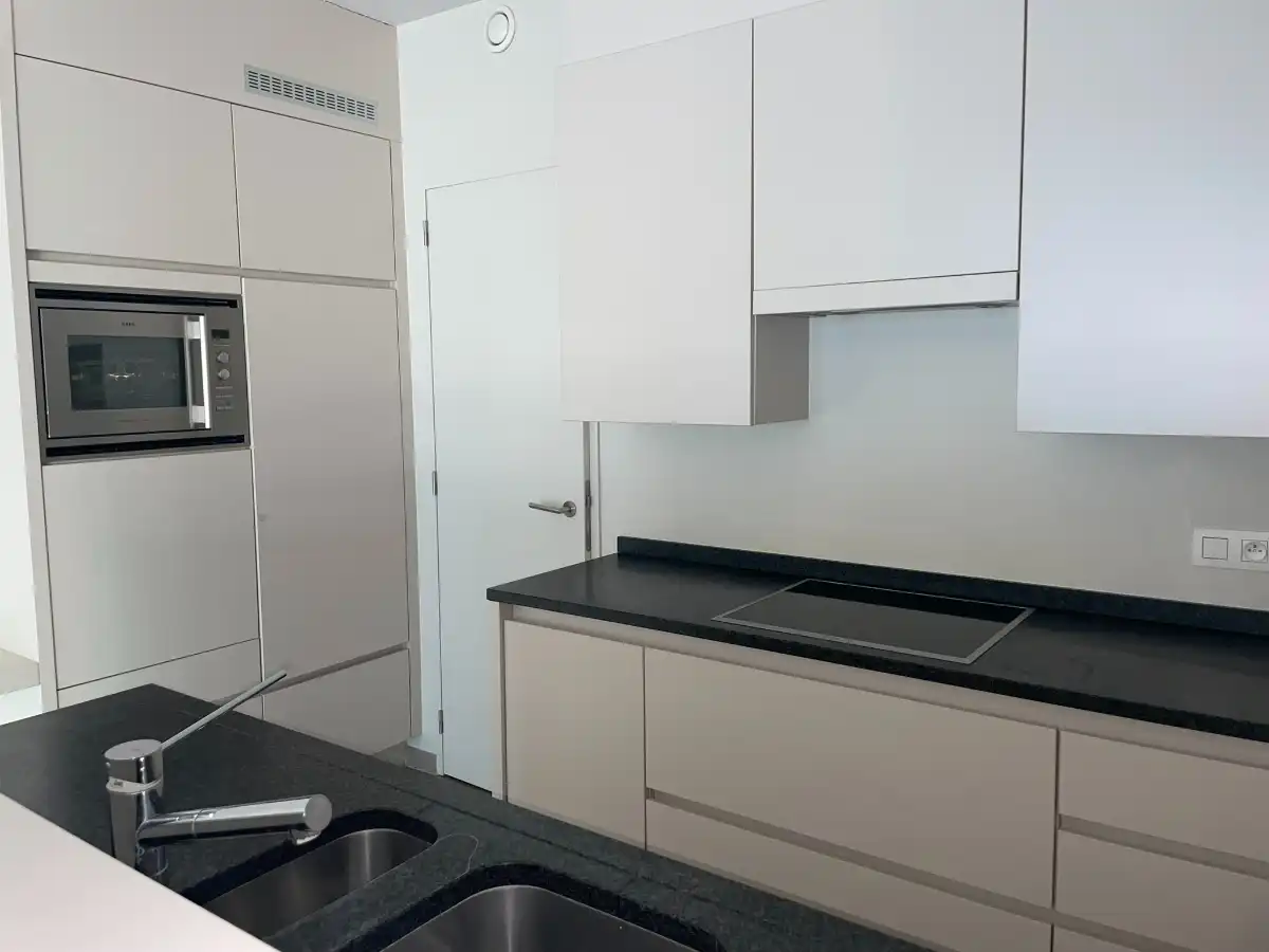 Instapklaar twee slaapkamer APP + terras, bergruimte & garage foto 16