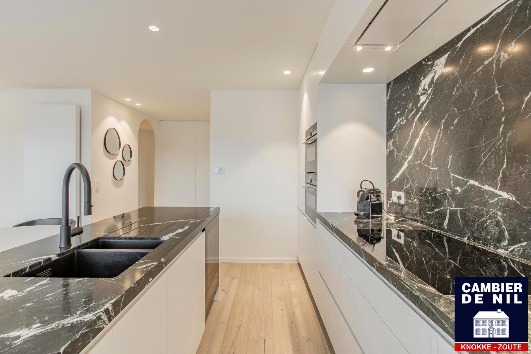 Volledig gerenoveerd appartement met frontaal meerzicht foto 4