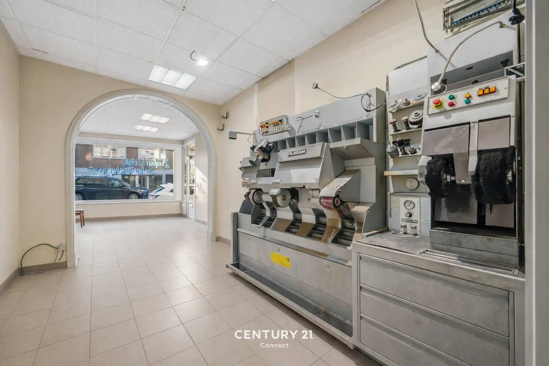 Handelsgelijkvloers met kelderopslagruimte foto 4