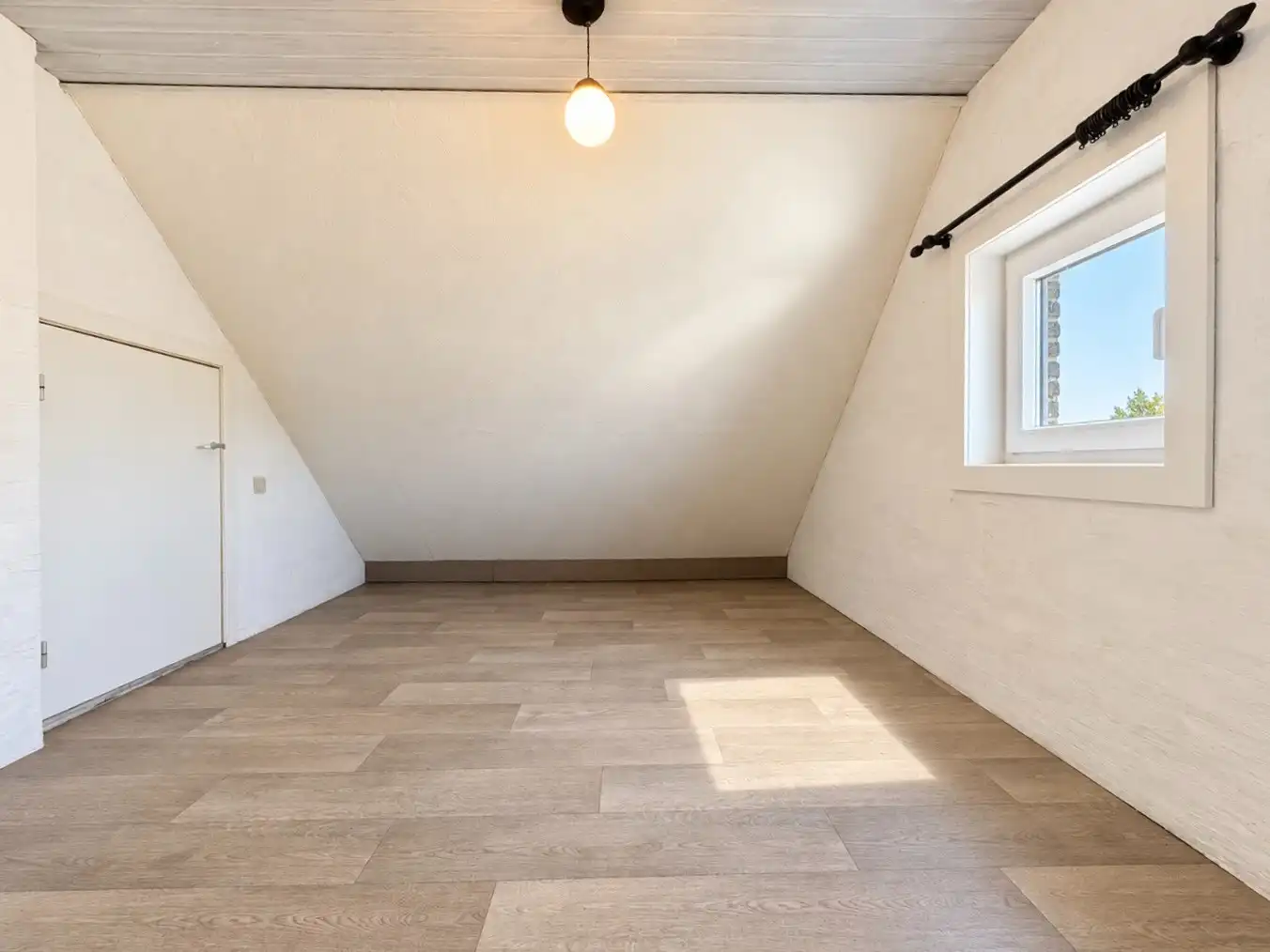 Ruime gezinswoning met 3 slaapkamers,  2 garages en tuin foto 12