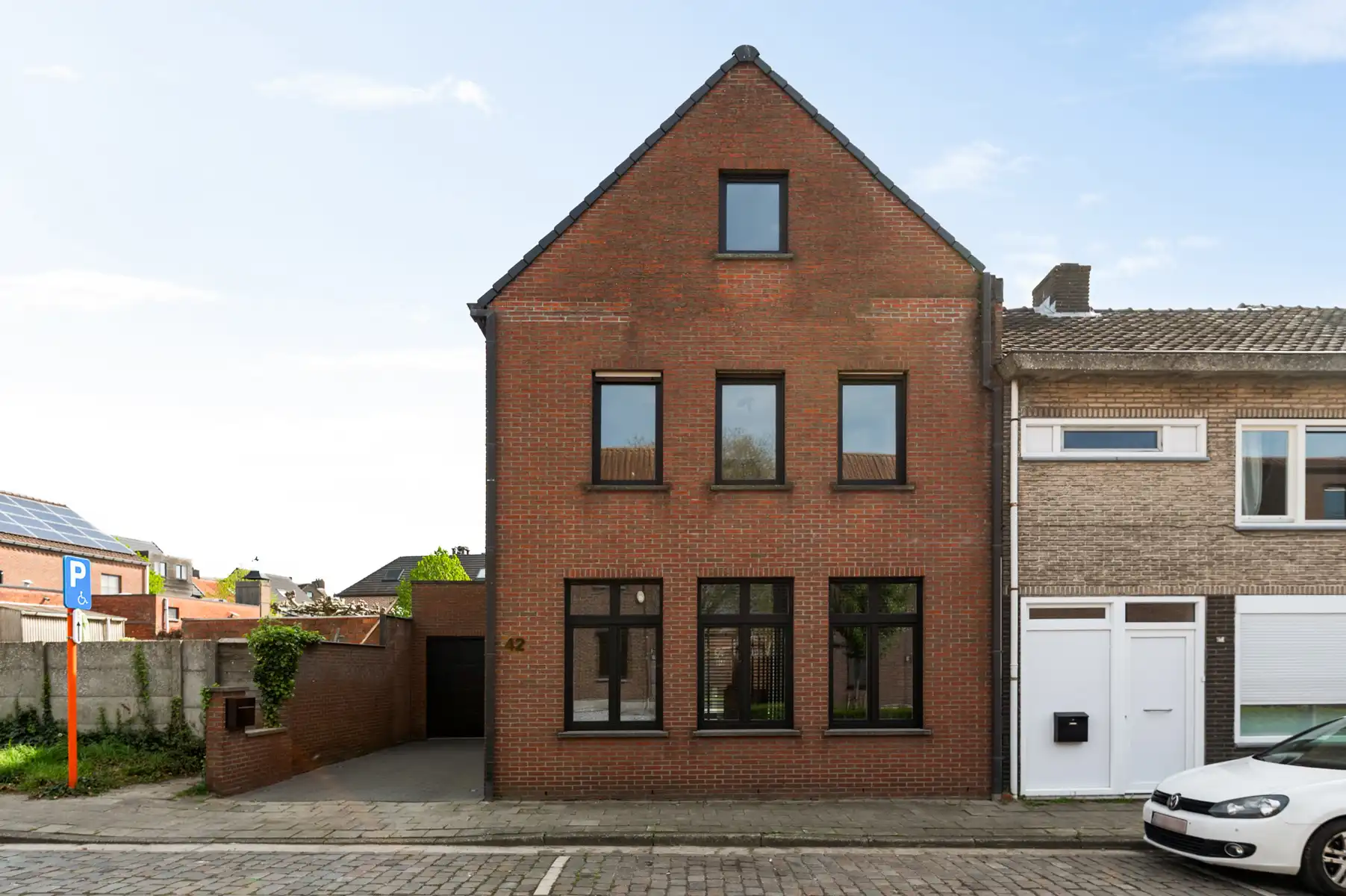 Instapklare gezinswoning met 4 slaapkamers, tuin en garage foto 3