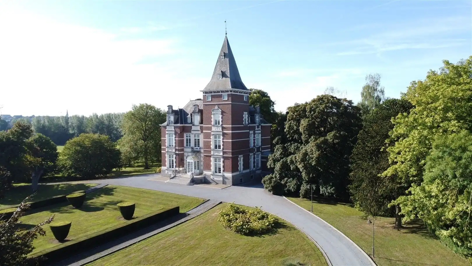 Instapklaar kasteeldomein met vierkantshoeve foto 5