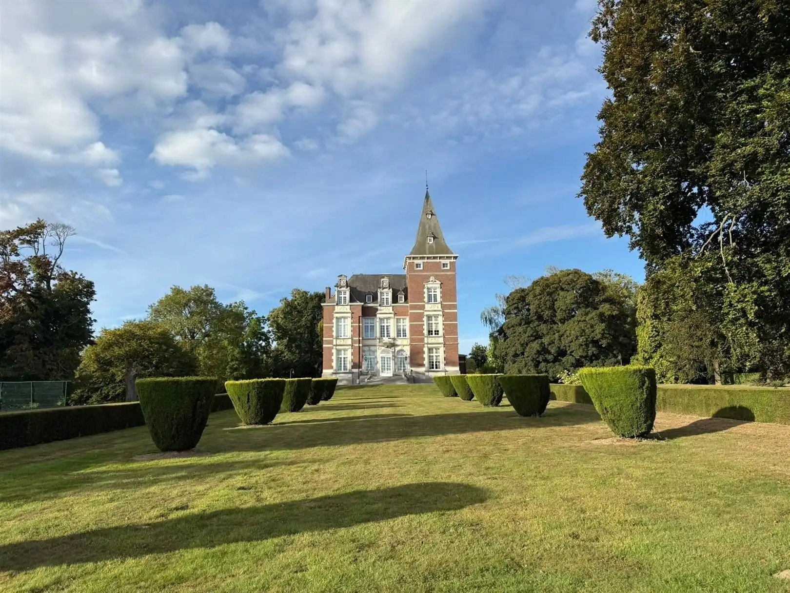 Instapklaar kasteeldomein met vierkantshoeve foto 5