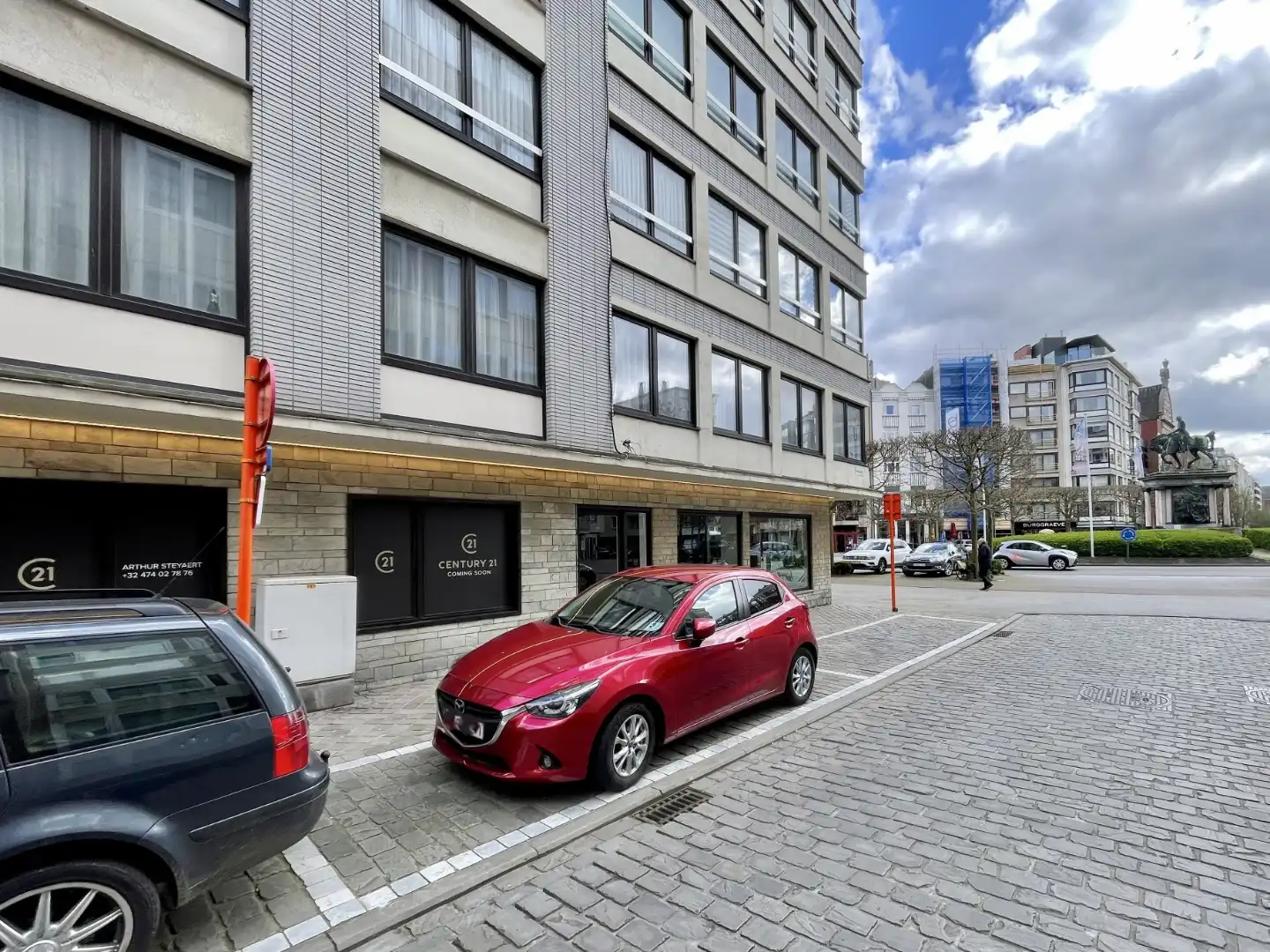 Handelsgelijkvloers voor diverse commerciële doeleinden te Oostende foto {{pictureIndex}}