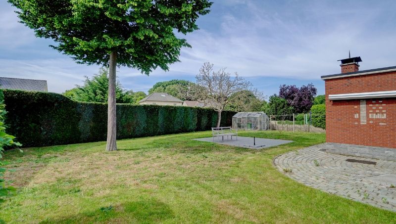 Klassieke villa van 305m² met ruime garage op 7 are 48 ca foto 3