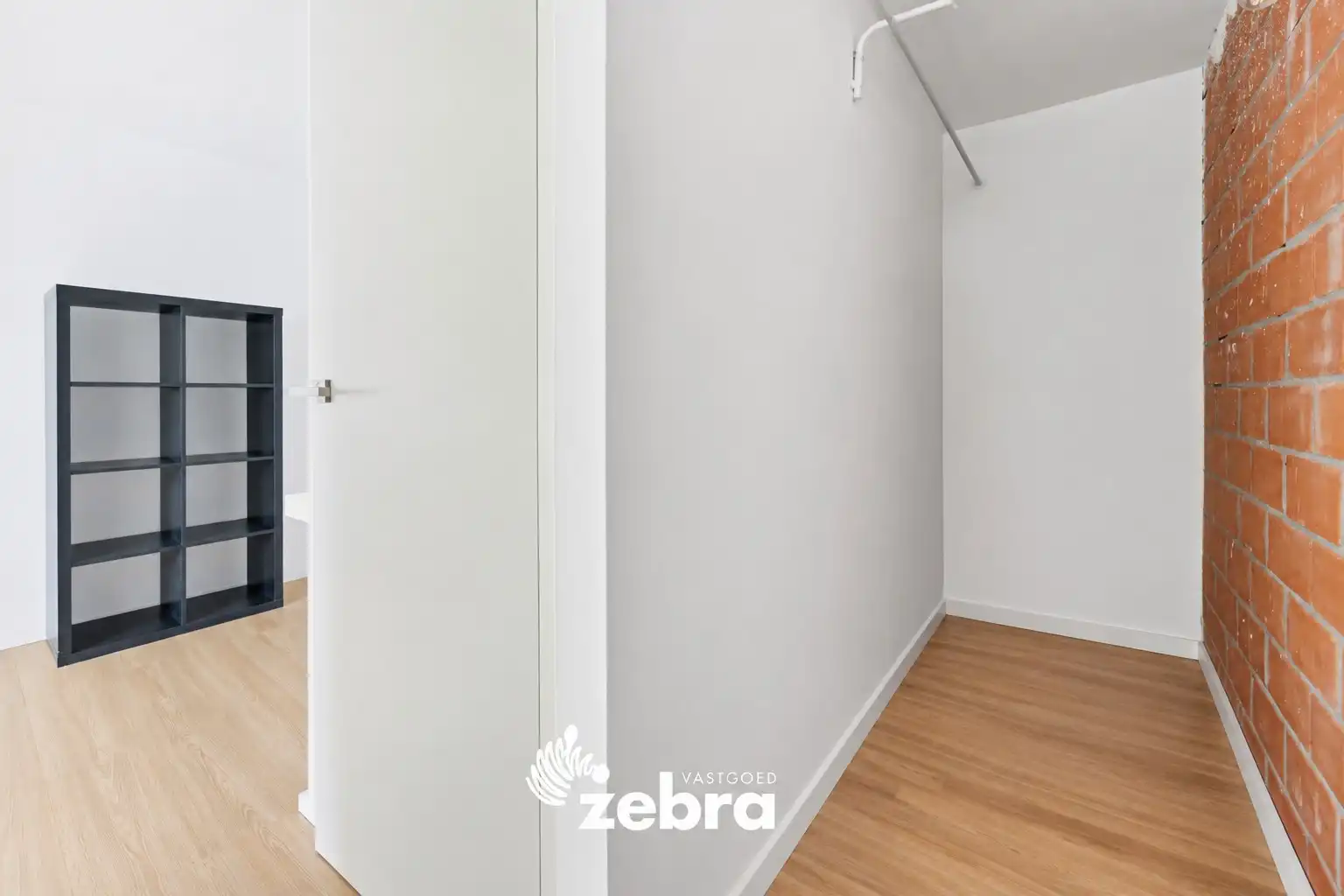 Instapklare woning met achterliggende garage en uitweg! foto 14