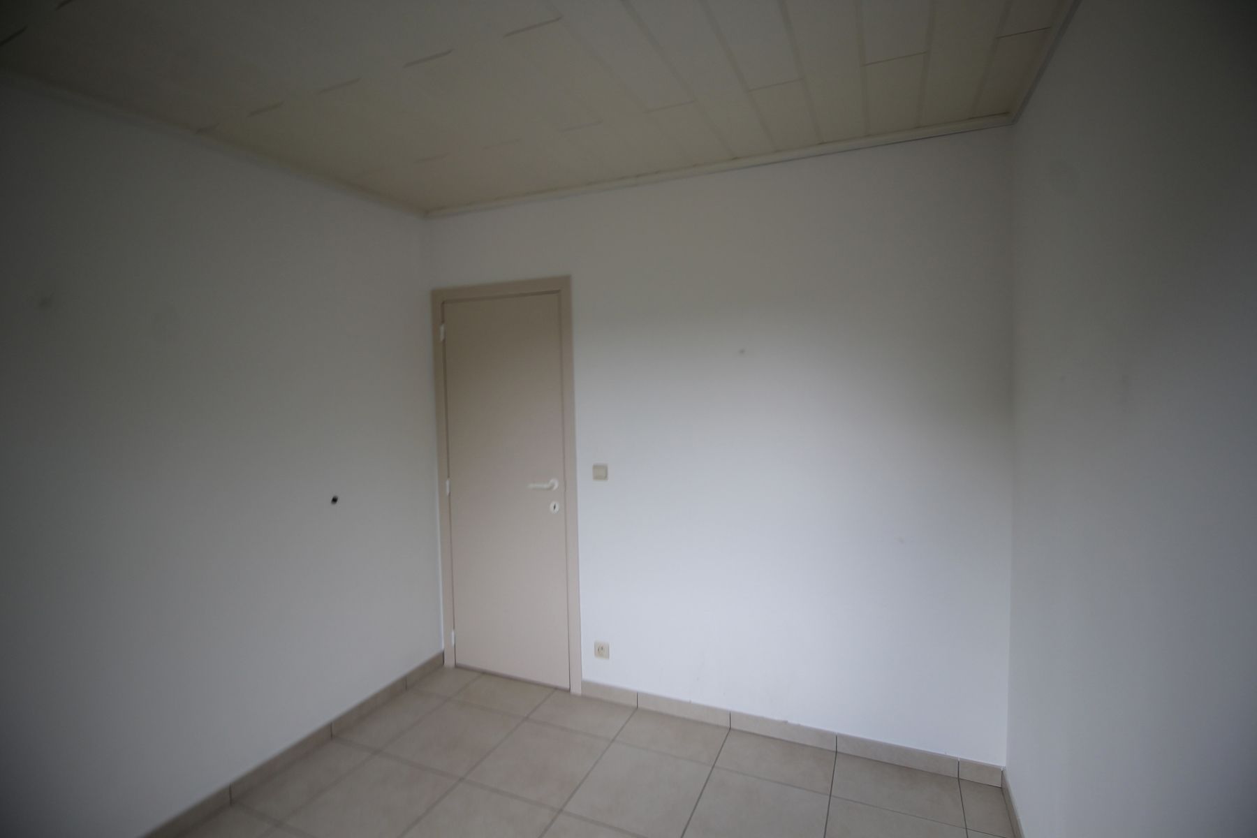 Recente halfopen bebouwing met ruime tuin, terras en garage foto 13