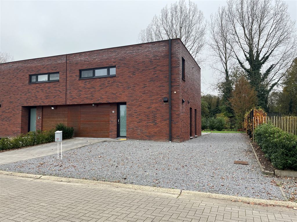 Moderne gezinswoning met garage, op rustige locatie nabij het centrum foto {{pictureIndex}}