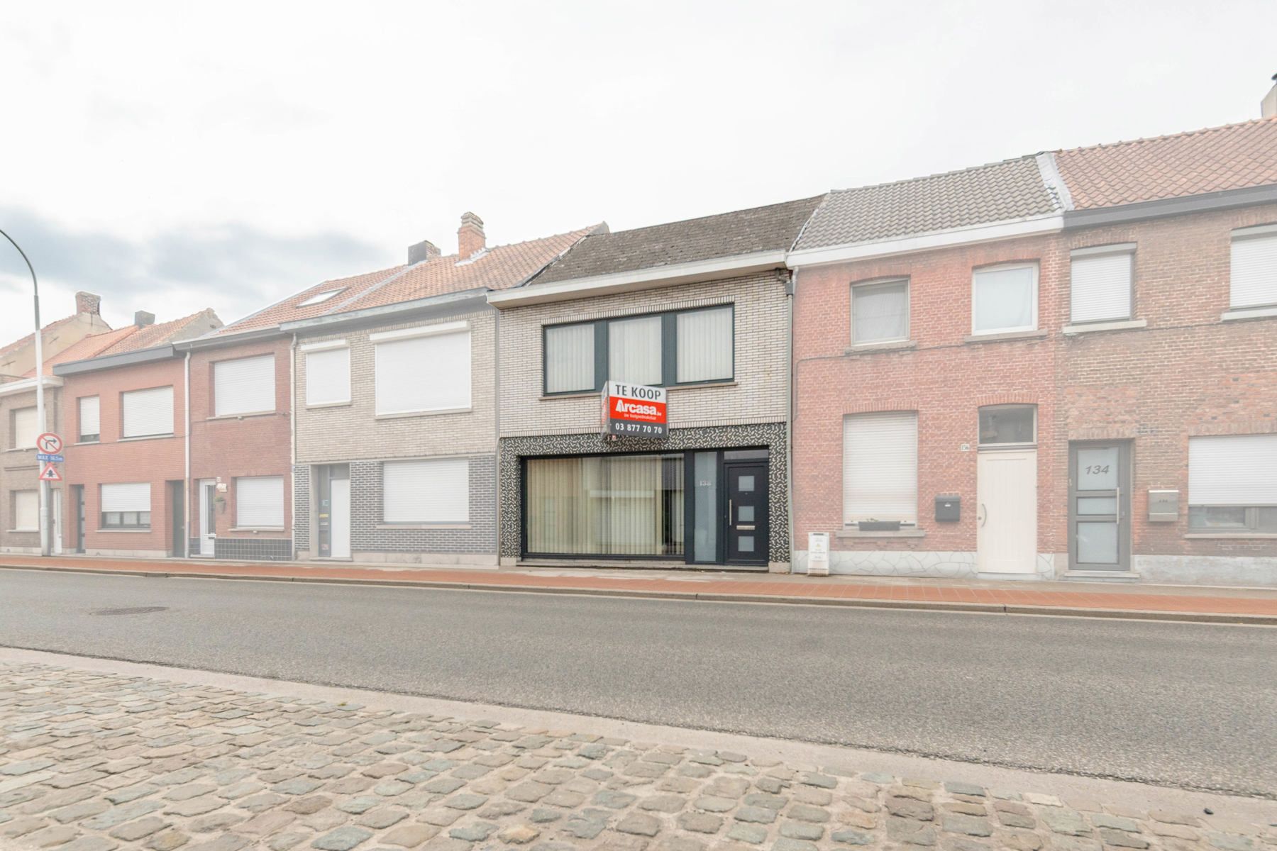 Gezinswoning met mogelijkheden te Hemiksem. foto {{pictureIndex}}