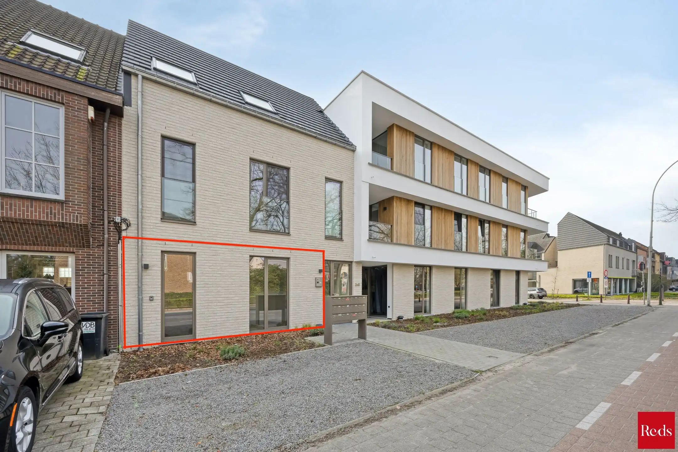 Stijlvol gelijkvloers appartement met tuin foto {{pictureIndex}}