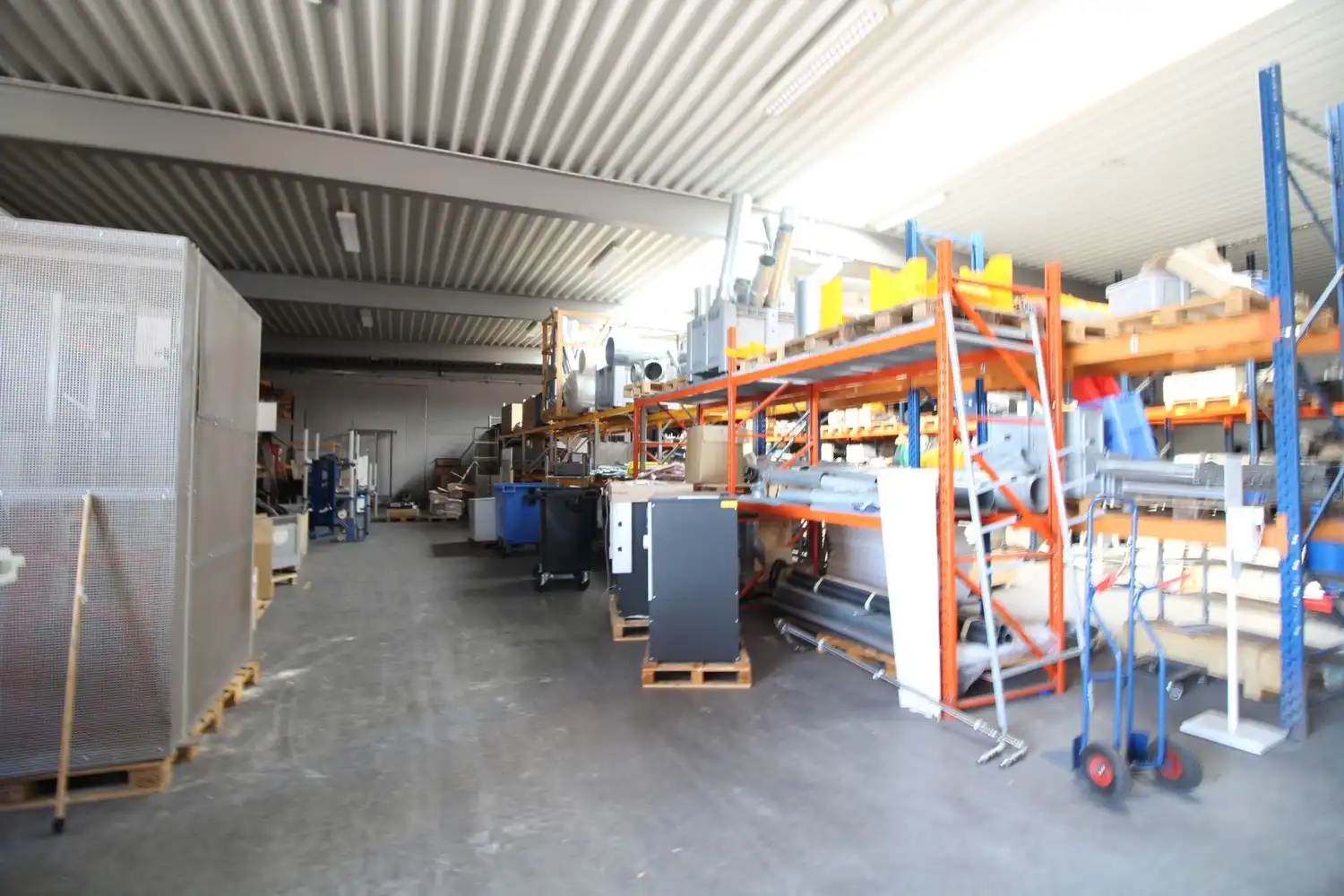bedrijfsgebouw | 960m² showroom, kantoren en 840m² magazijnruimte. foto 15