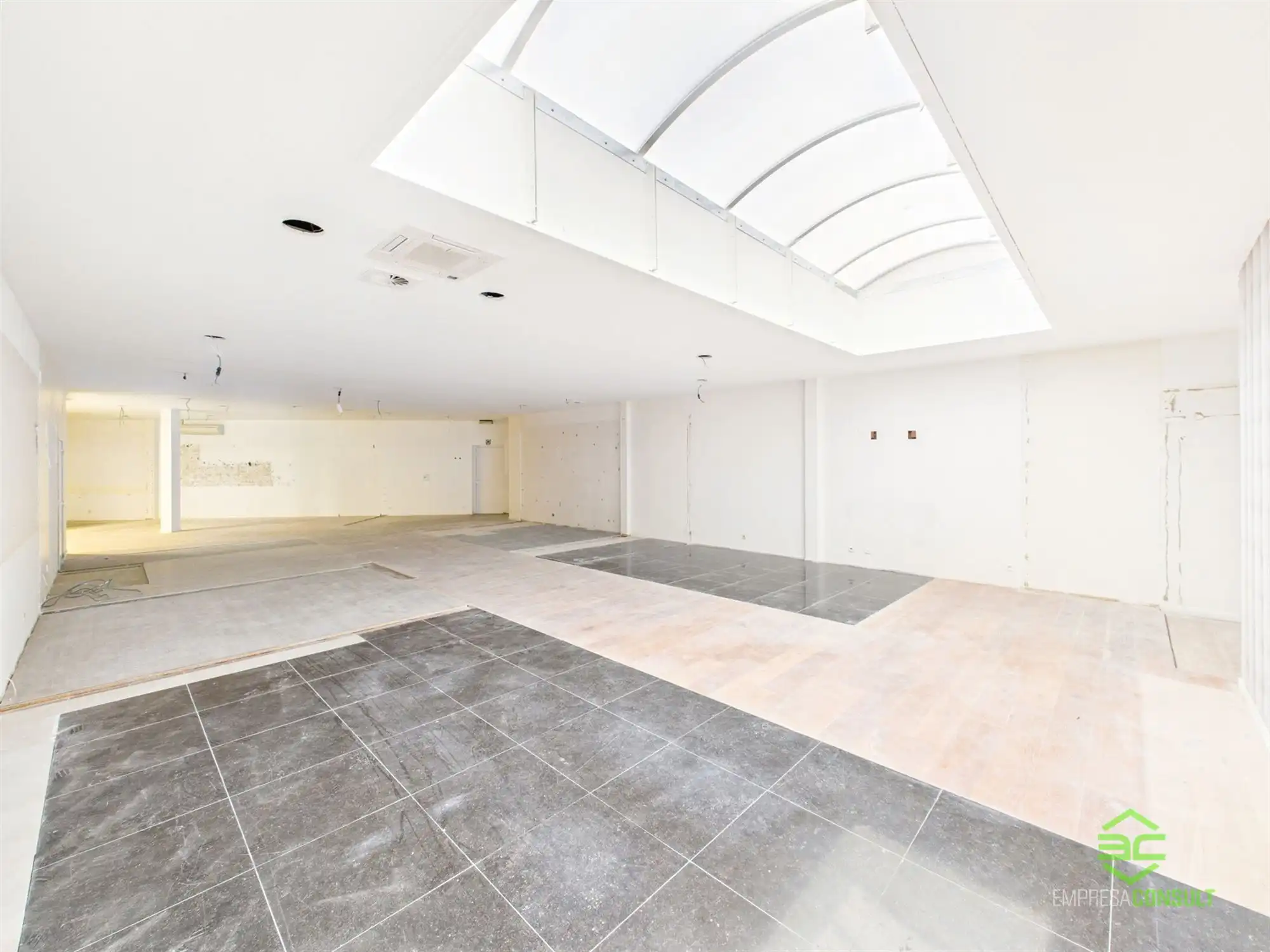 Handelsgelijkvloers op A+ locatie in het centrum! foto 8