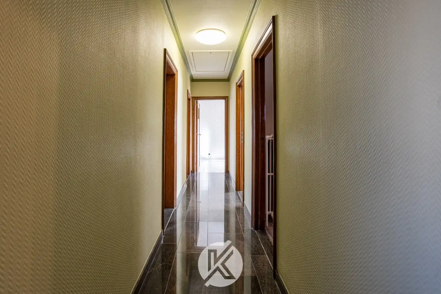 Robuuste, tijdloze villa met veel potentieel foto 14