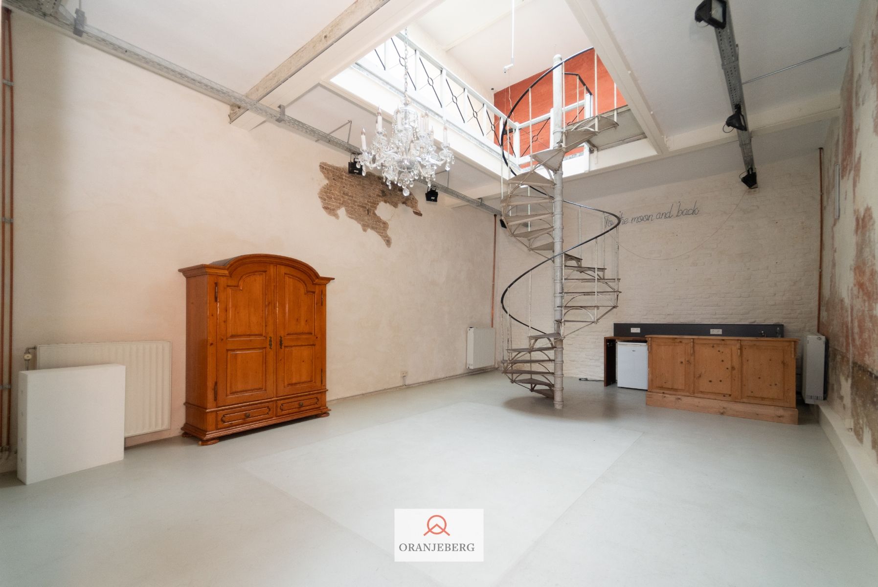 Polyvalente atelierruimte-magazijn-loods foto {{pictureIndex}}