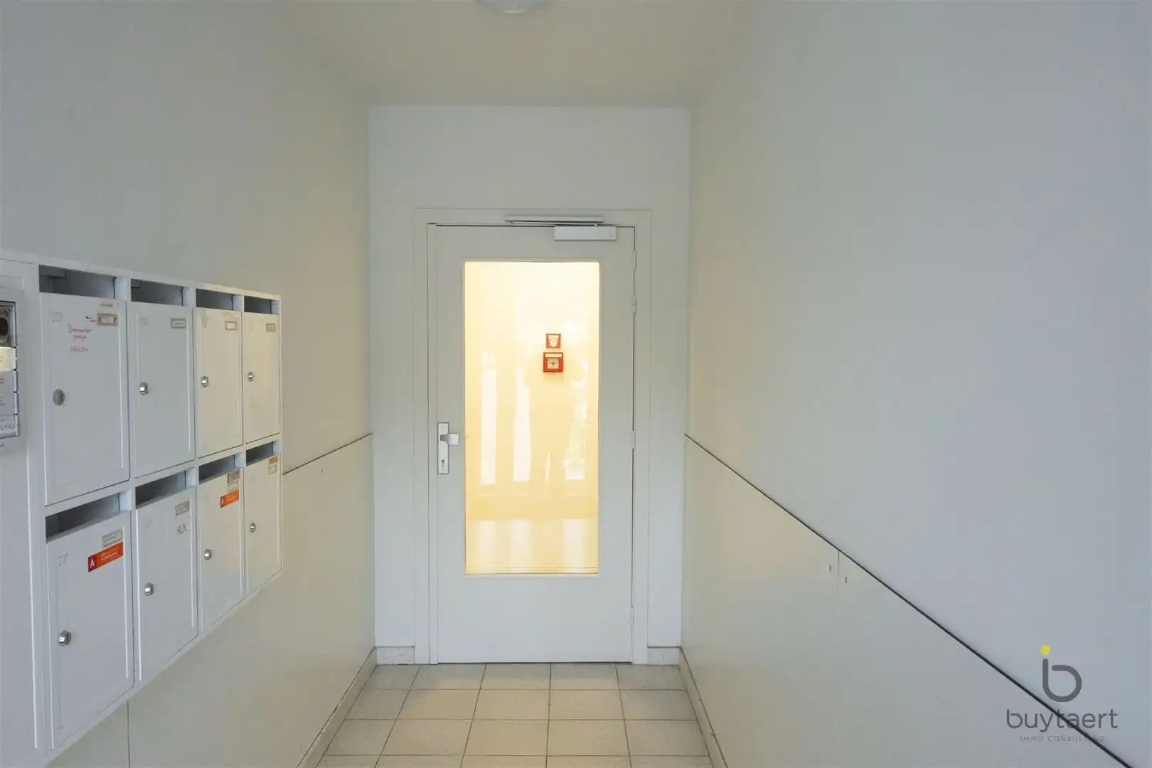 RUIME EN LICHTRIJKE PRAKTIJK IN GELIJKVLOERSAPPARTEMENT MET PRIVÉ-TUIN foto 4