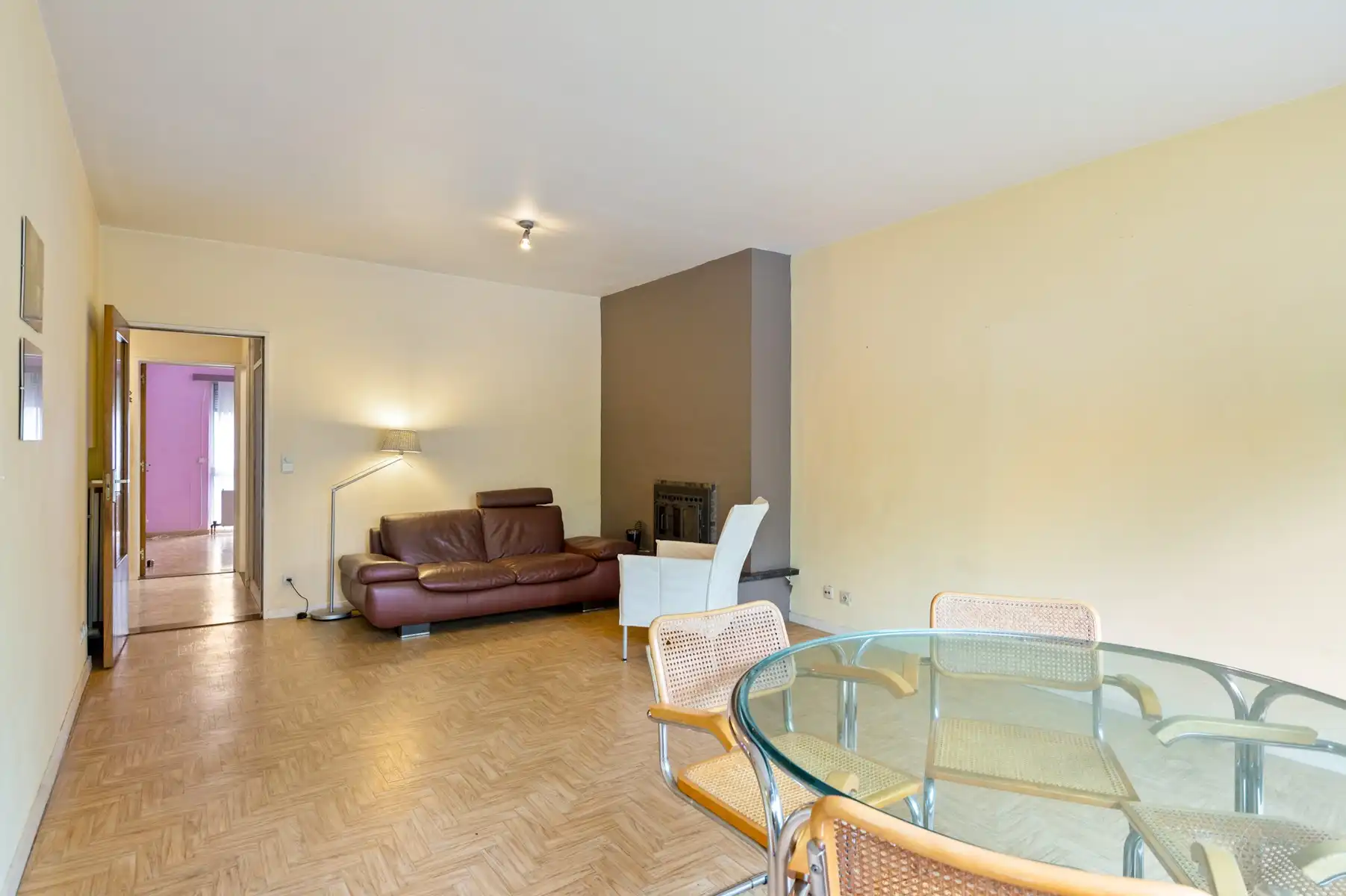 Te renoveren appartement met garage op uitstekende ligging foto 8