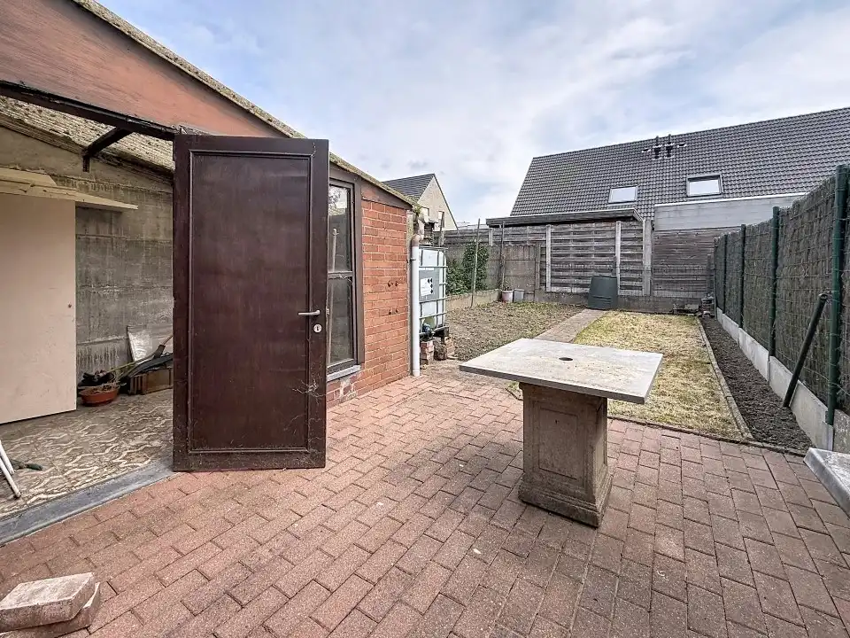Centraal gelegen te renoveren ruime woning foto 6
