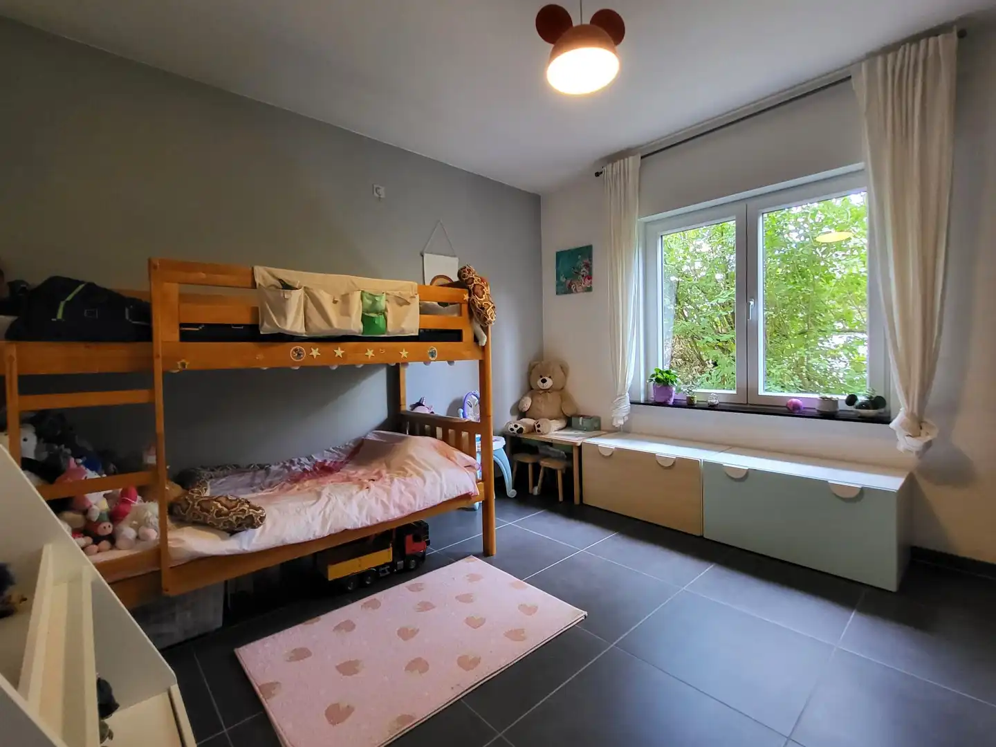In een landelijke omgeving bevindt zich deze grondig gerenoveerde woning op een mooi perceel van 1.102 m². foto 26