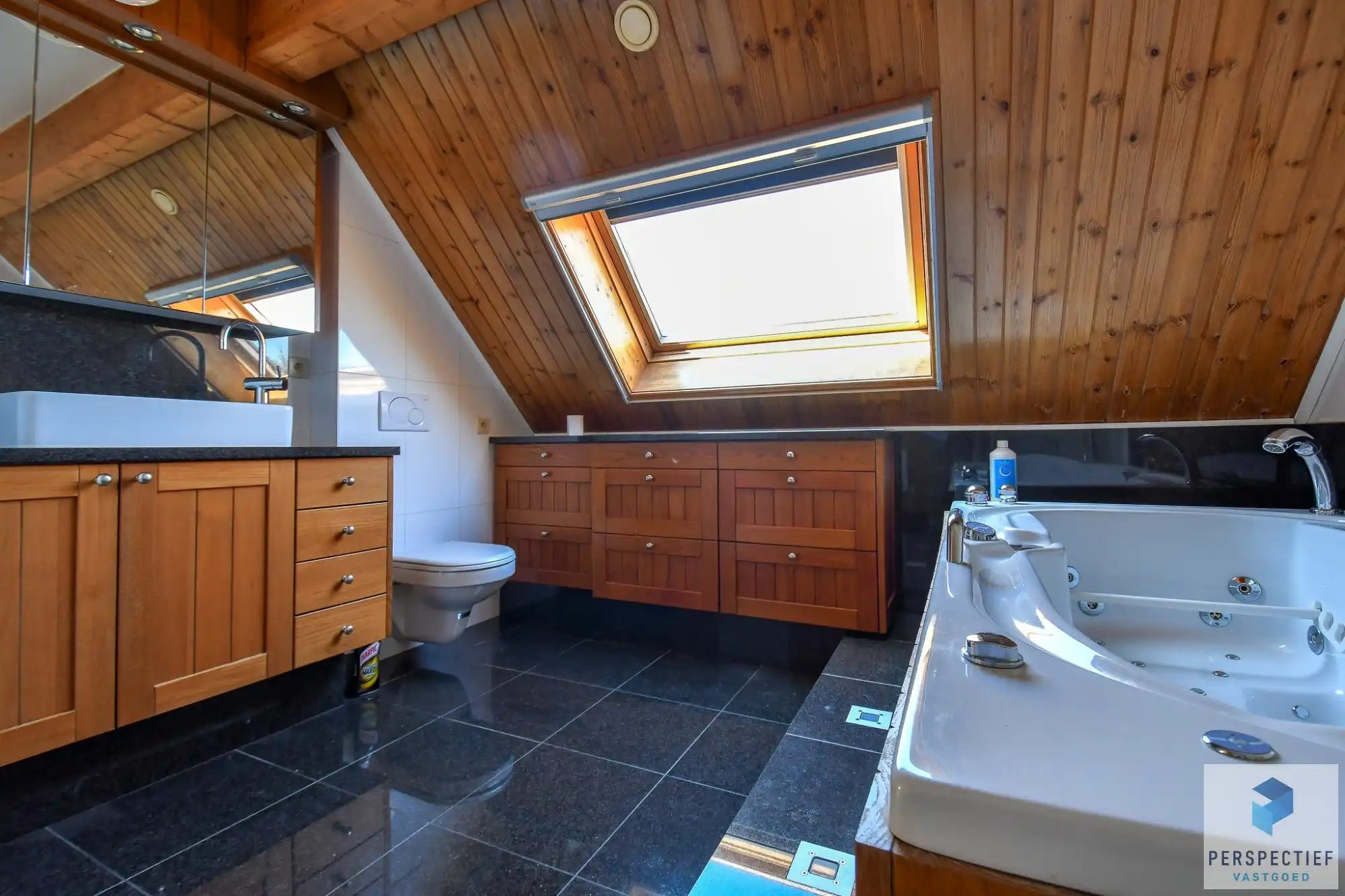 Unieke villa met dubbele garage en opslagplaats/ loods in rustige omgeving foto 23