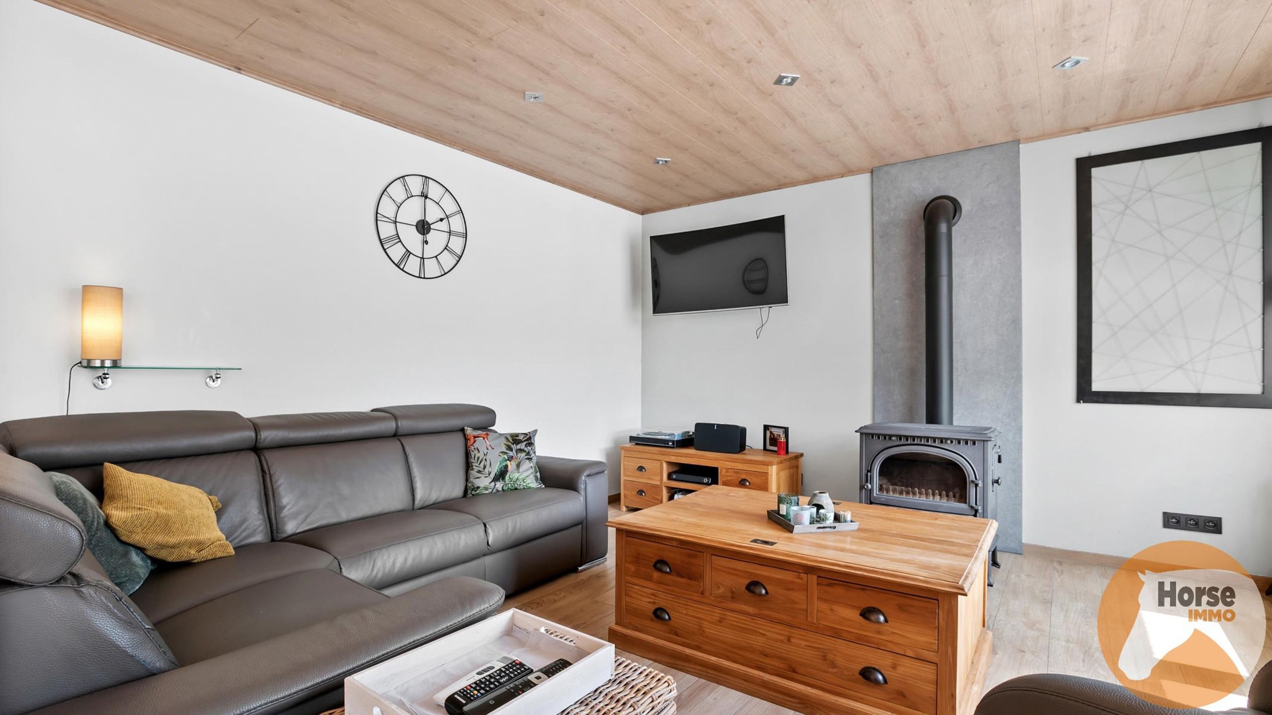 MOERBEKE - Instapklare woning met aanpalende weide en stallen foto 5