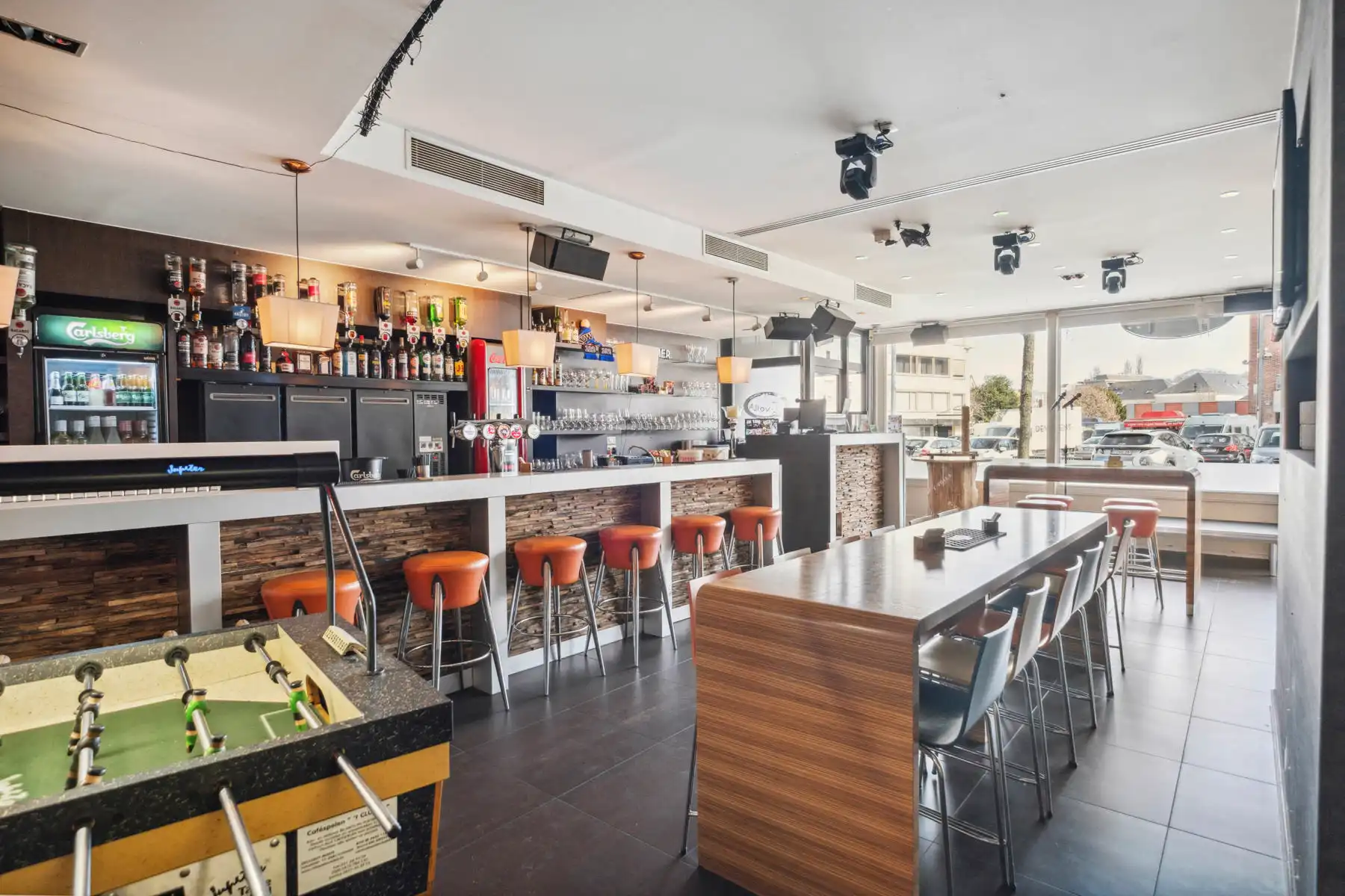 Ruime handelszaak op de Markt in Gistel. foto 3