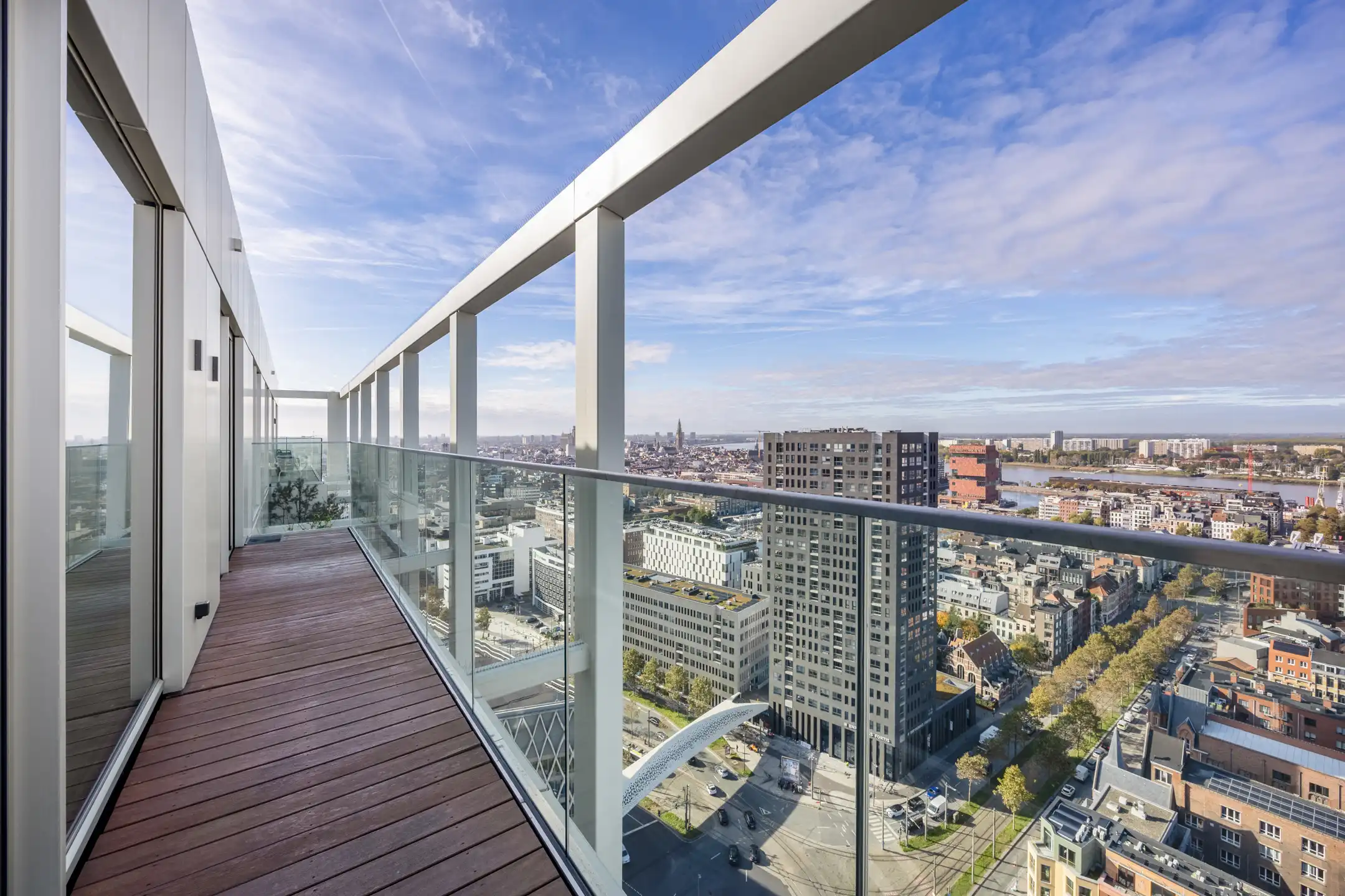 Stijlvol penthouse met panoramisch zicht op stad en haven foto {{pictureIndex}}