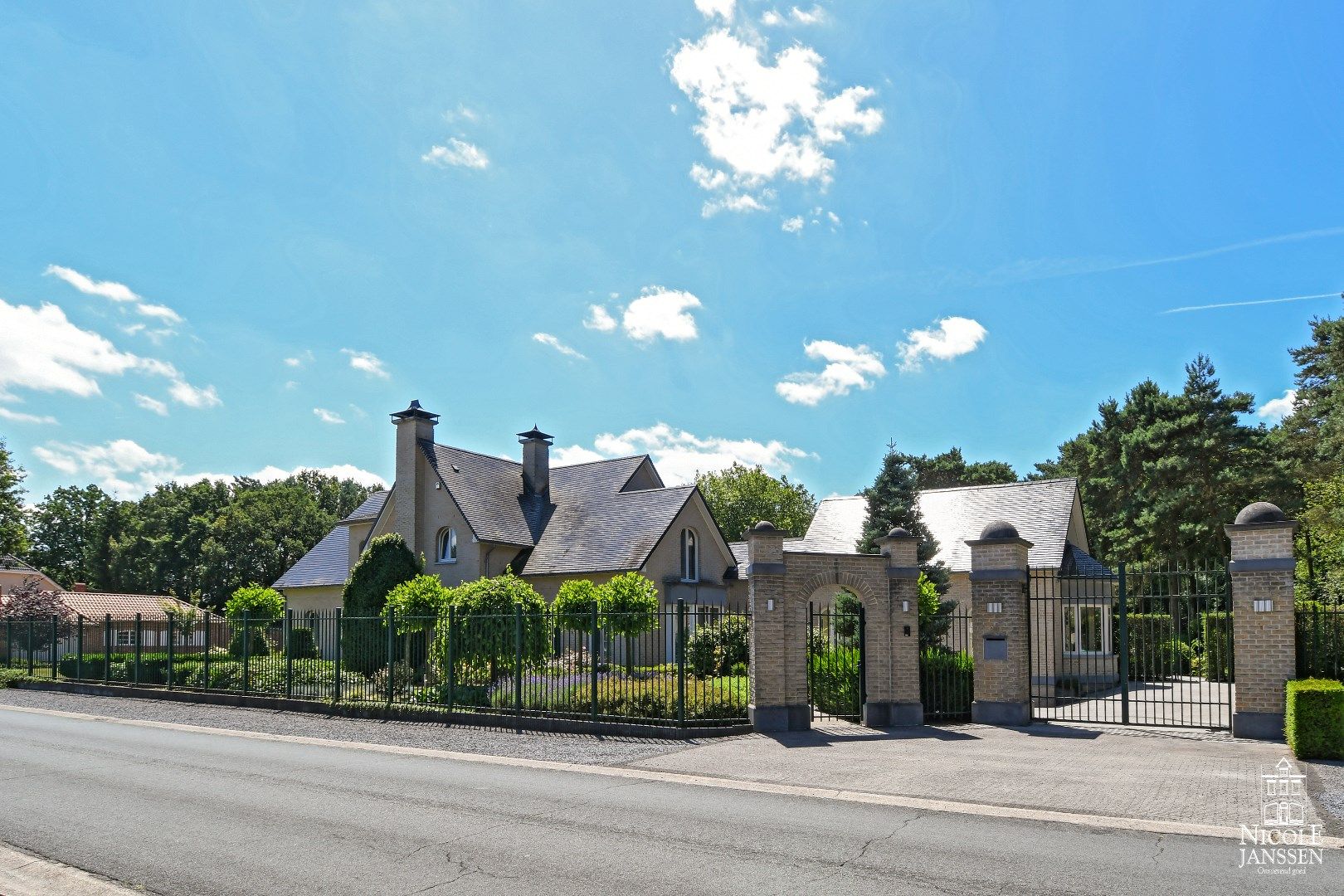 Exclusieve en ruim ingedeelde villa met prachtige tuin in residentiële buurt foto 14