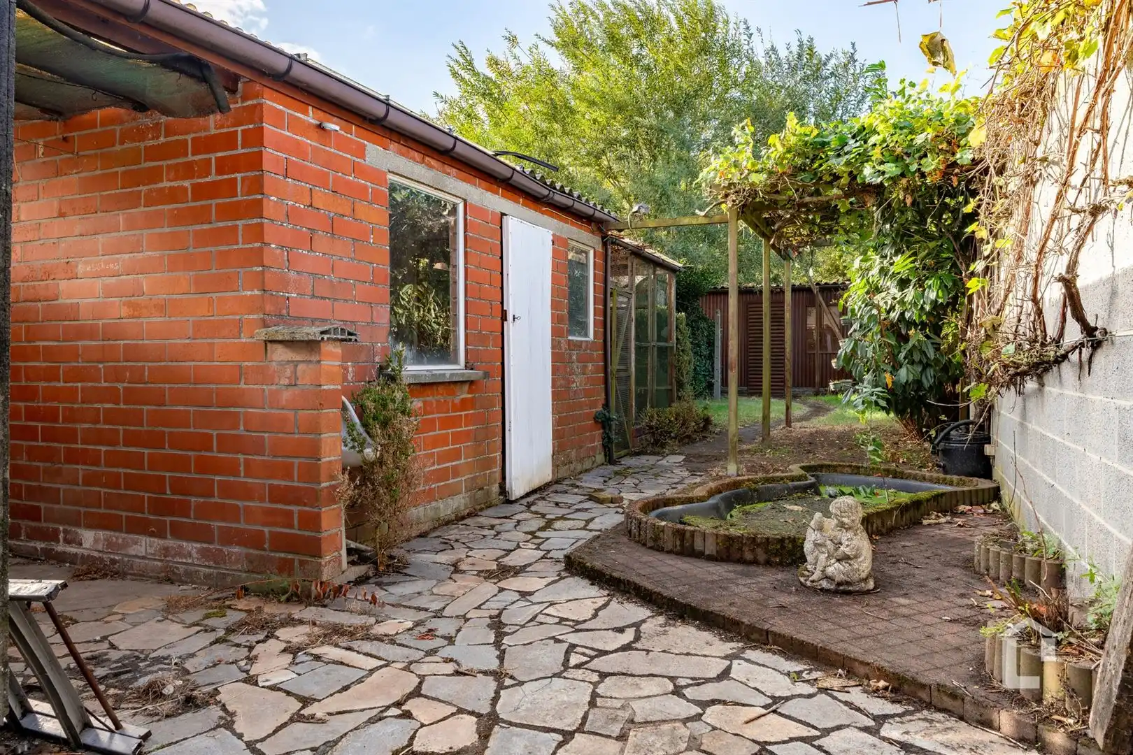 Te renoveren rijwoning met veel potentieel foto 13