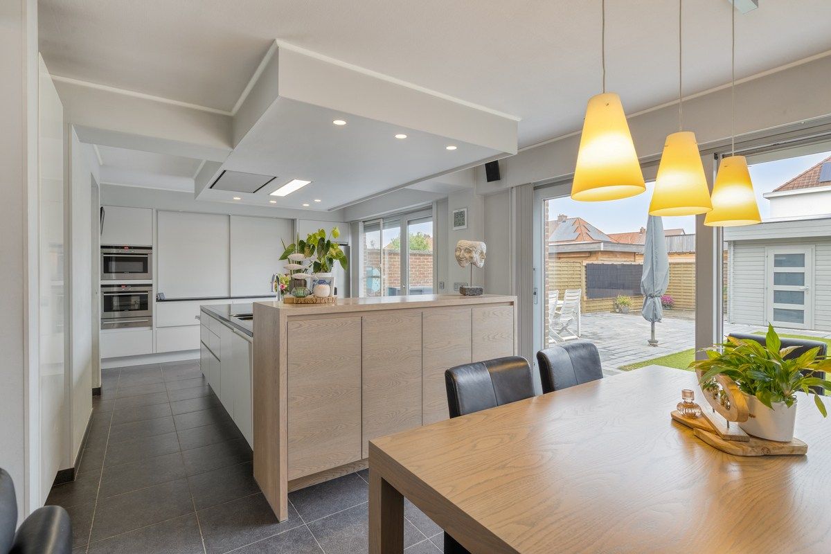 Energiezuinige halfopen bebouwing met 4 slaapkamers en 2 garages! foto 7