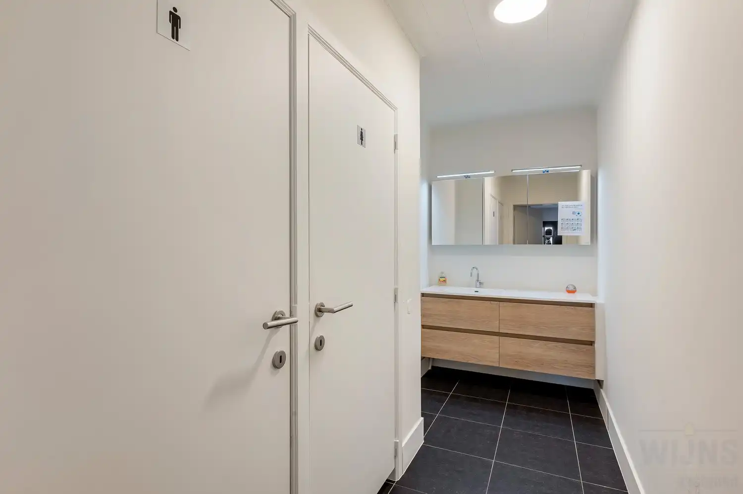 Uiterst gunstig gelegen kantoor. foto 31