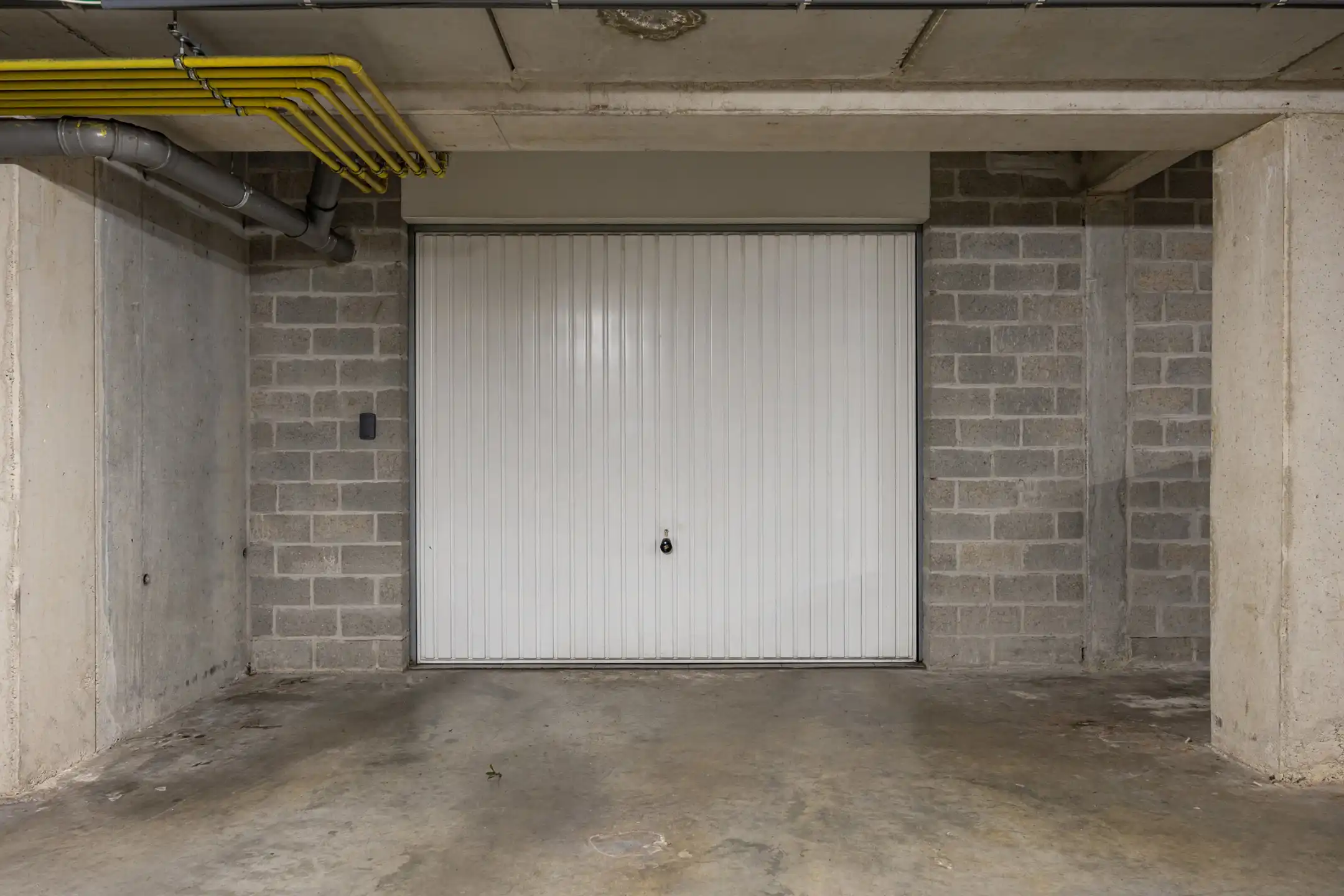 Centraal gelegen 2 slpk app met terras en ruime garagebox. foto 15