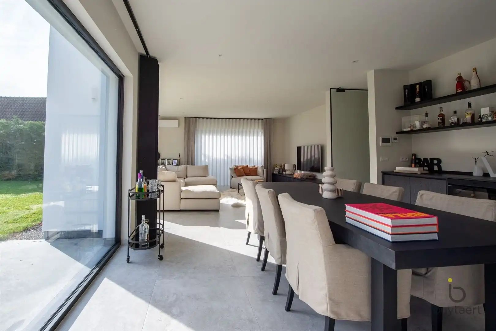 Knappe GELIJKVLOERSE villa + bijgebouw te Halle! foto 20