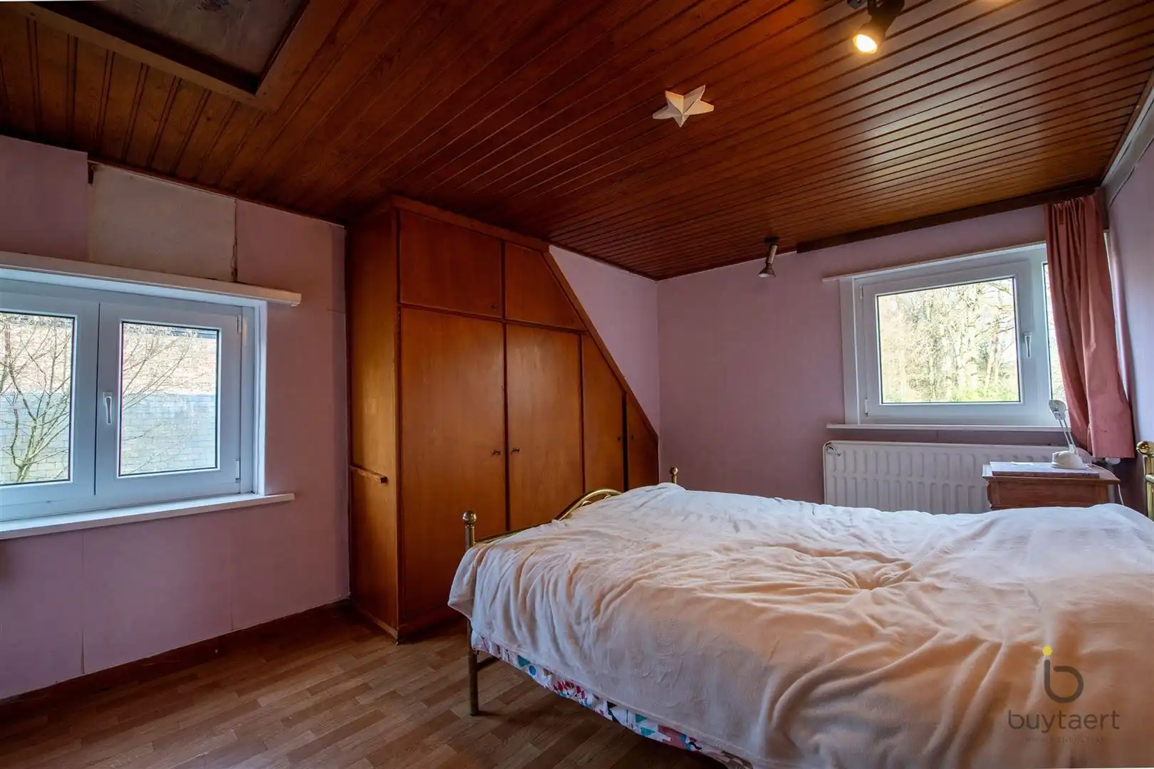 Veel renovatiepotentieel in ruime rustig gelegen familiewoning midden in het groen! foto 36