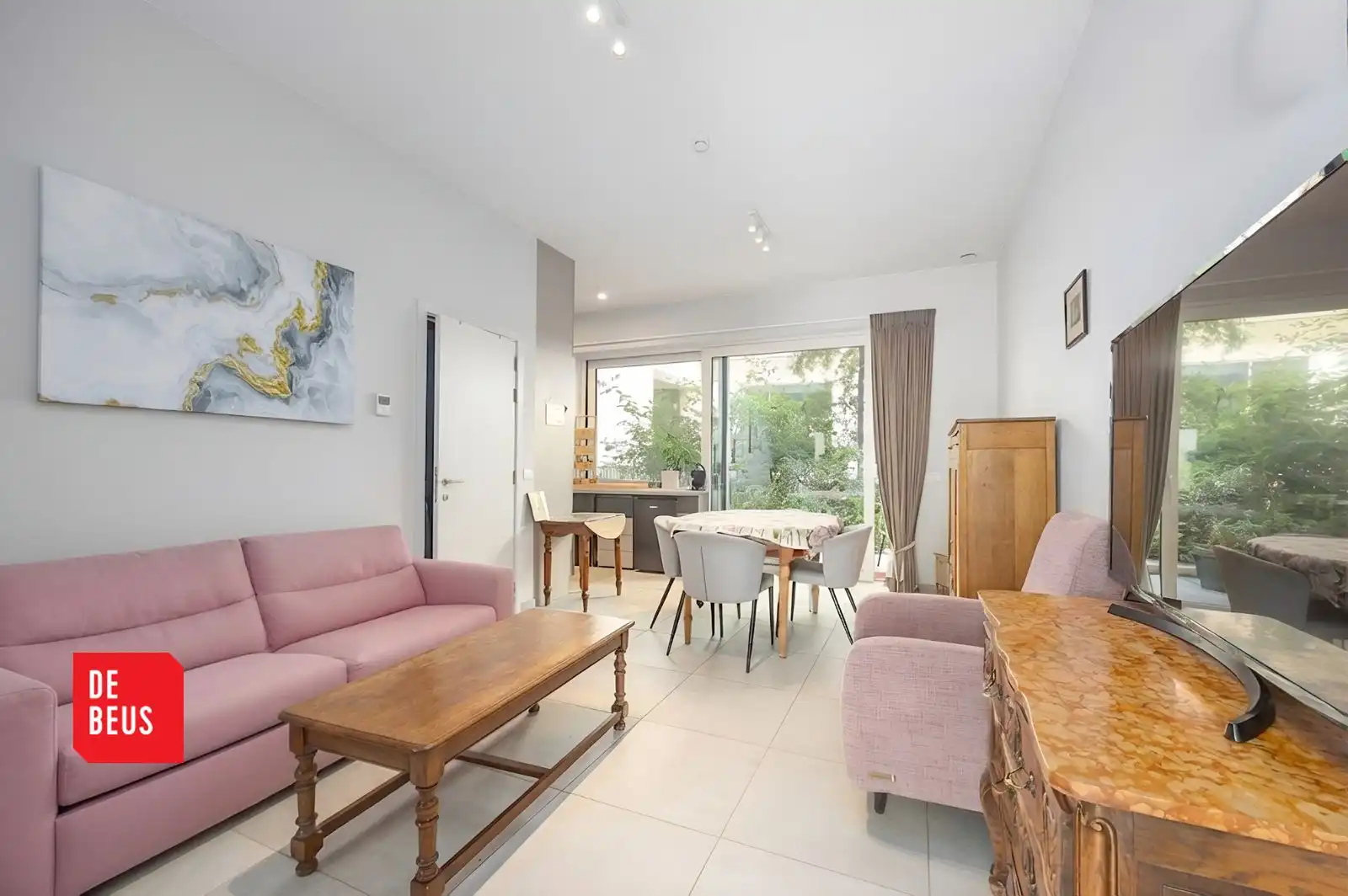 Instapklare serviceflat met 1 slaapkamer en terras op het gelijkvloers van een recente residentie in centrum Oostende. foto {{pictureIndex}}