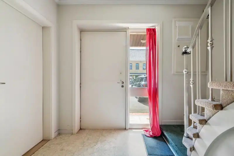 Hooglede- Opbrengsteigendom van 3 verhuurde sterk gebouwde woningen met 3 slaapkamers in het centrum van Hooglede gelgen. Deels al vernieuwd. Potentieel met tuinen en parking. foto 16