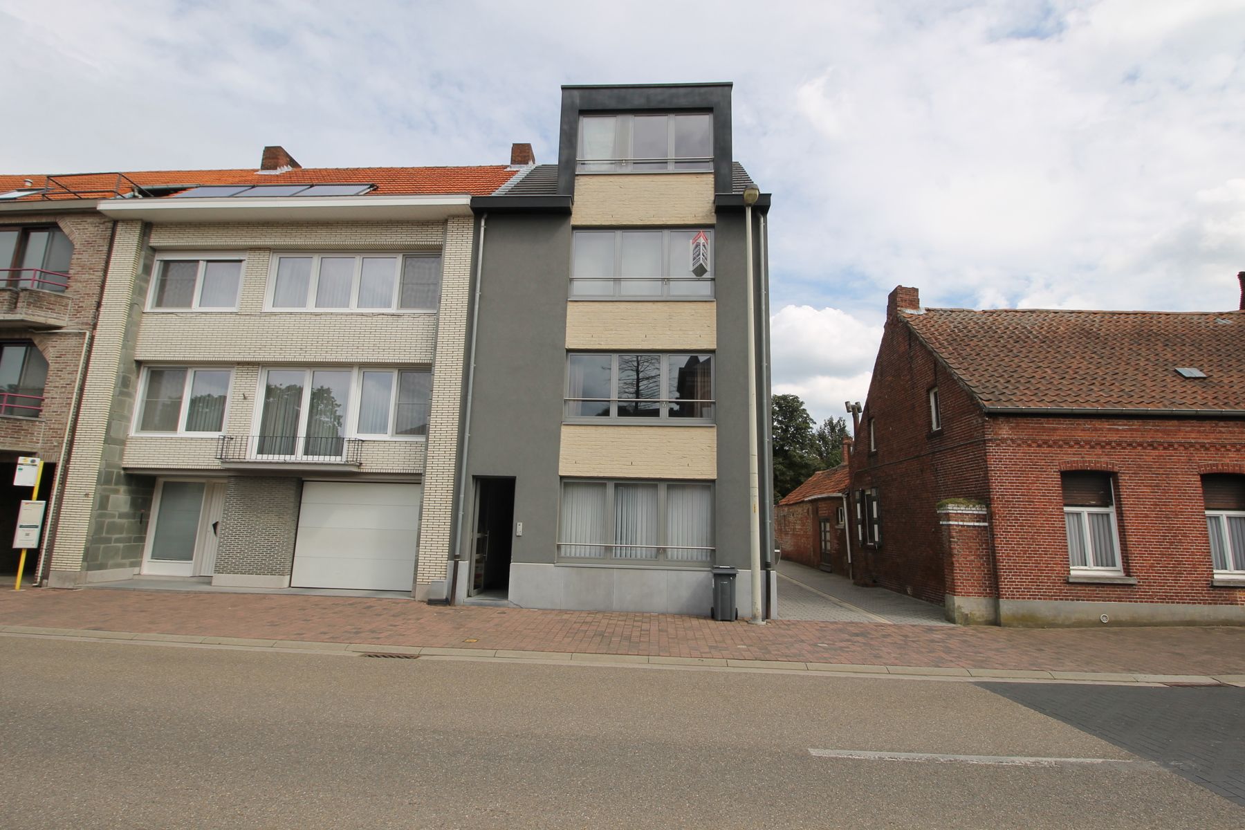 Een gezellig appartement op de eerste verdieping vooraan met autostaanplaats foto {{pictureIndex}}