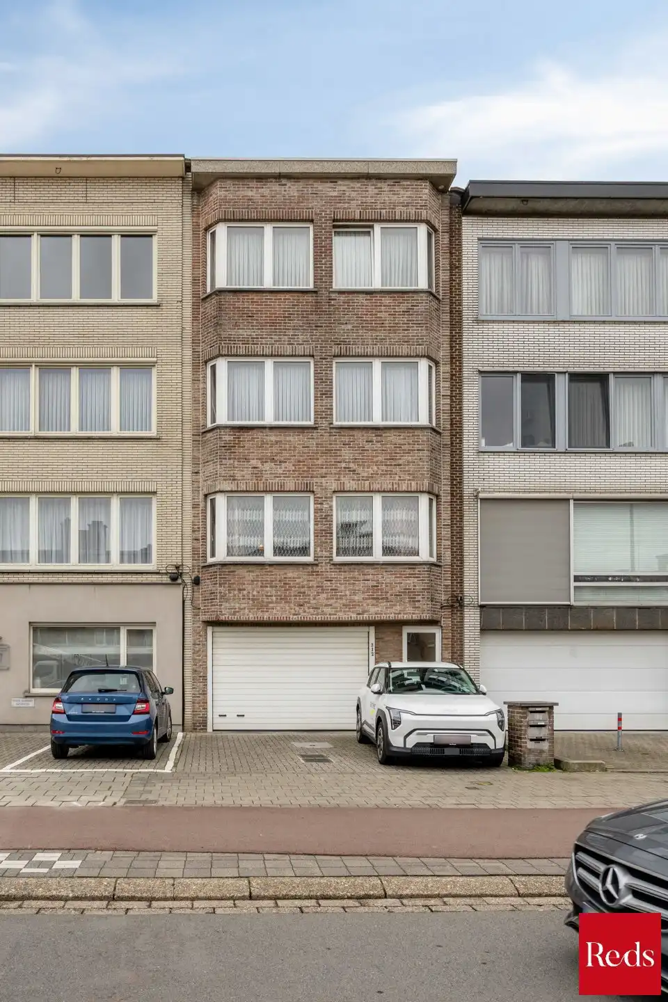 Opbrengsteigendom met 3 verhuurde appartementen nabij stad  foto {{pictureIndex}}