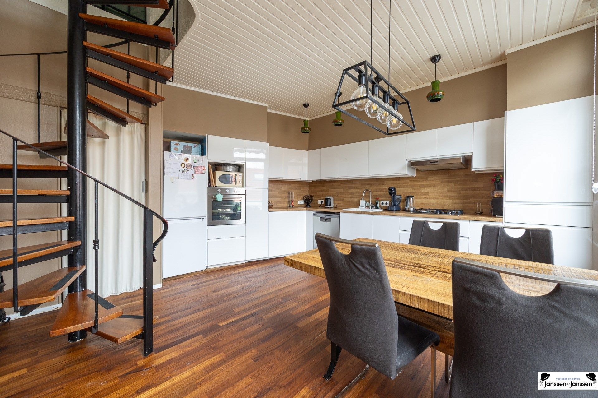 Instapklare woning met garage in Oud-Berchem foto 3