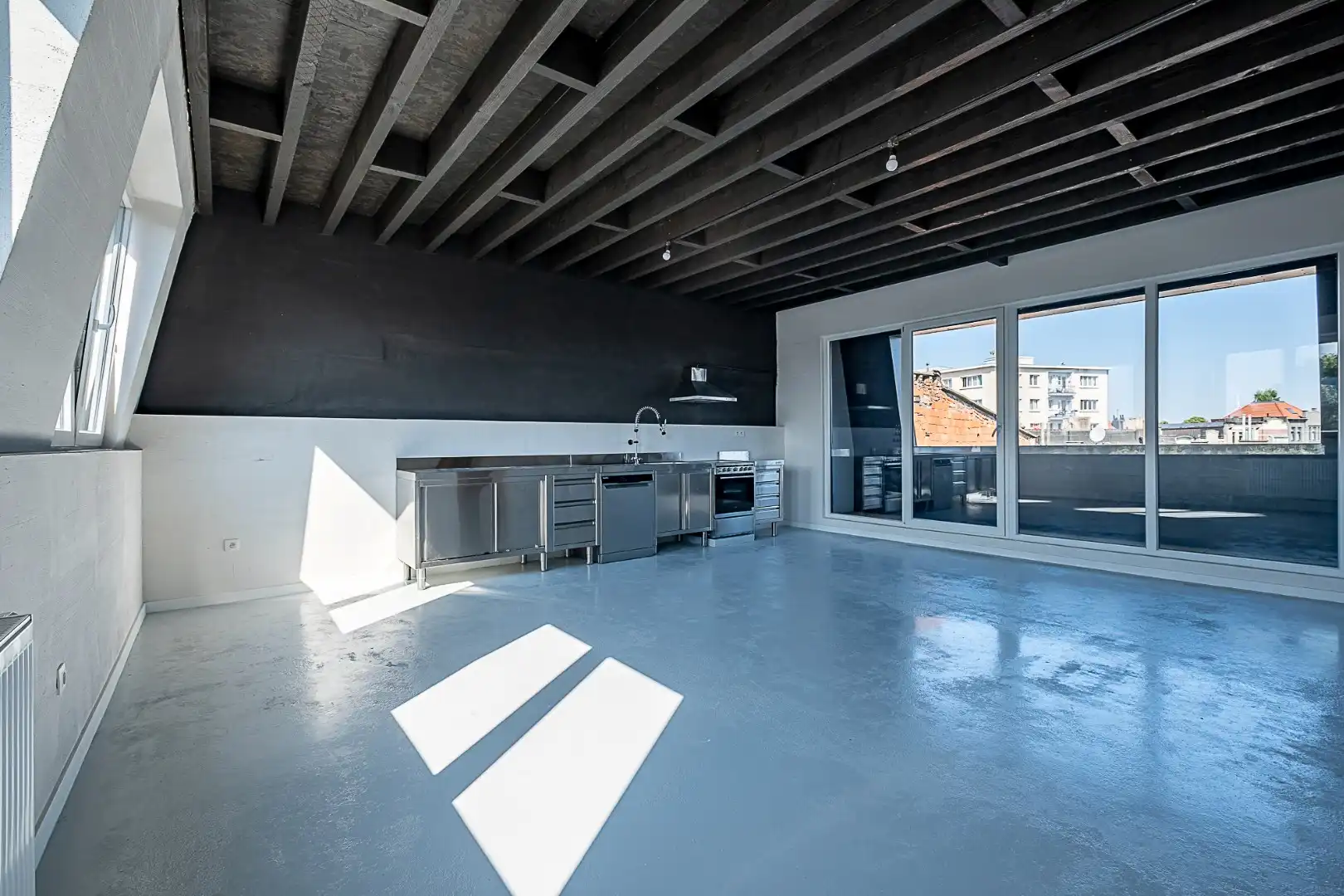 Genieten op hoogte: lichtrijk dakappartement met terras foto {{pictureIndex}}