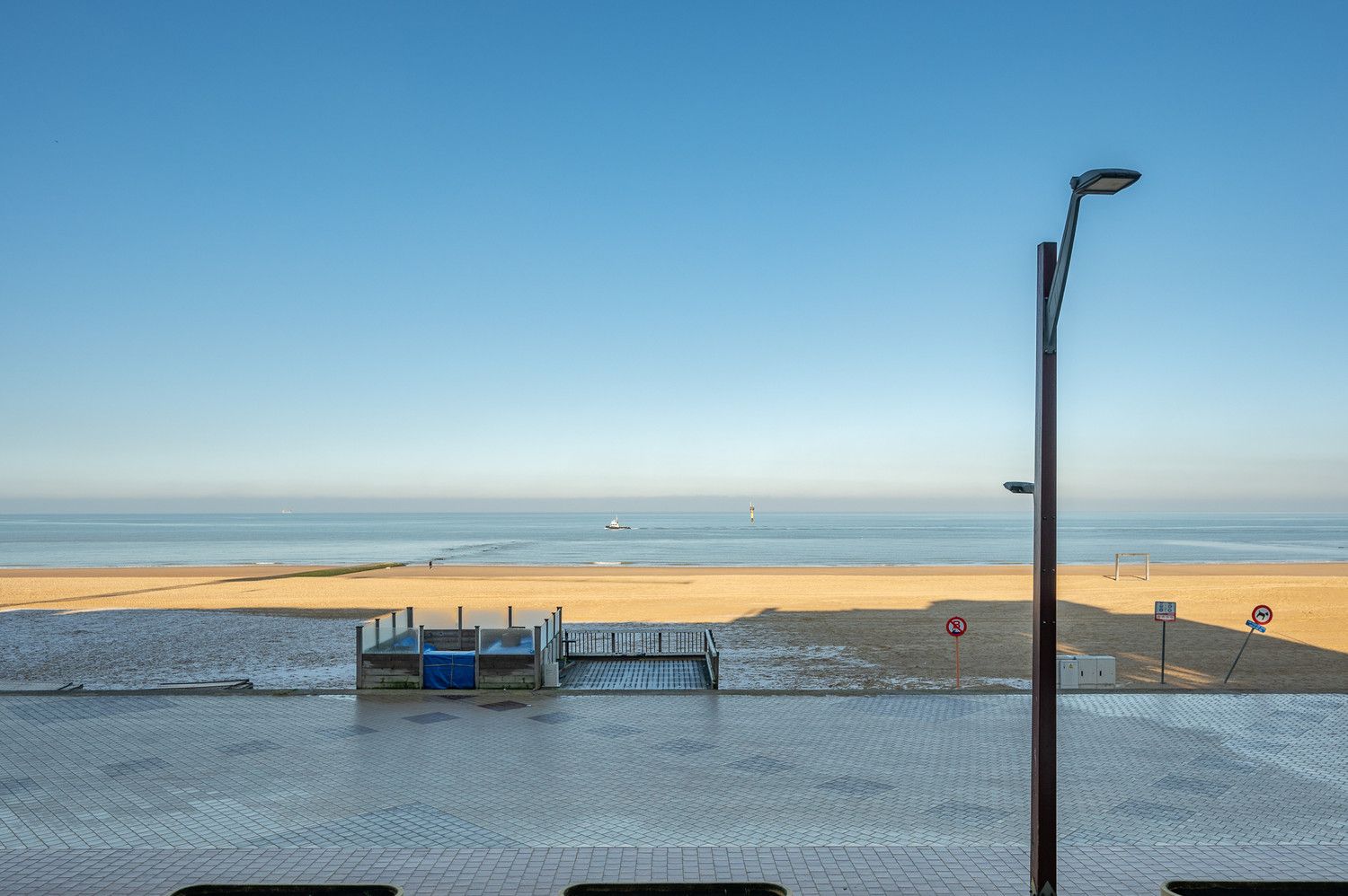 Instapklaar appartement met frontaal zeezicht gelegen nabij het Driehoeksplein foto 3