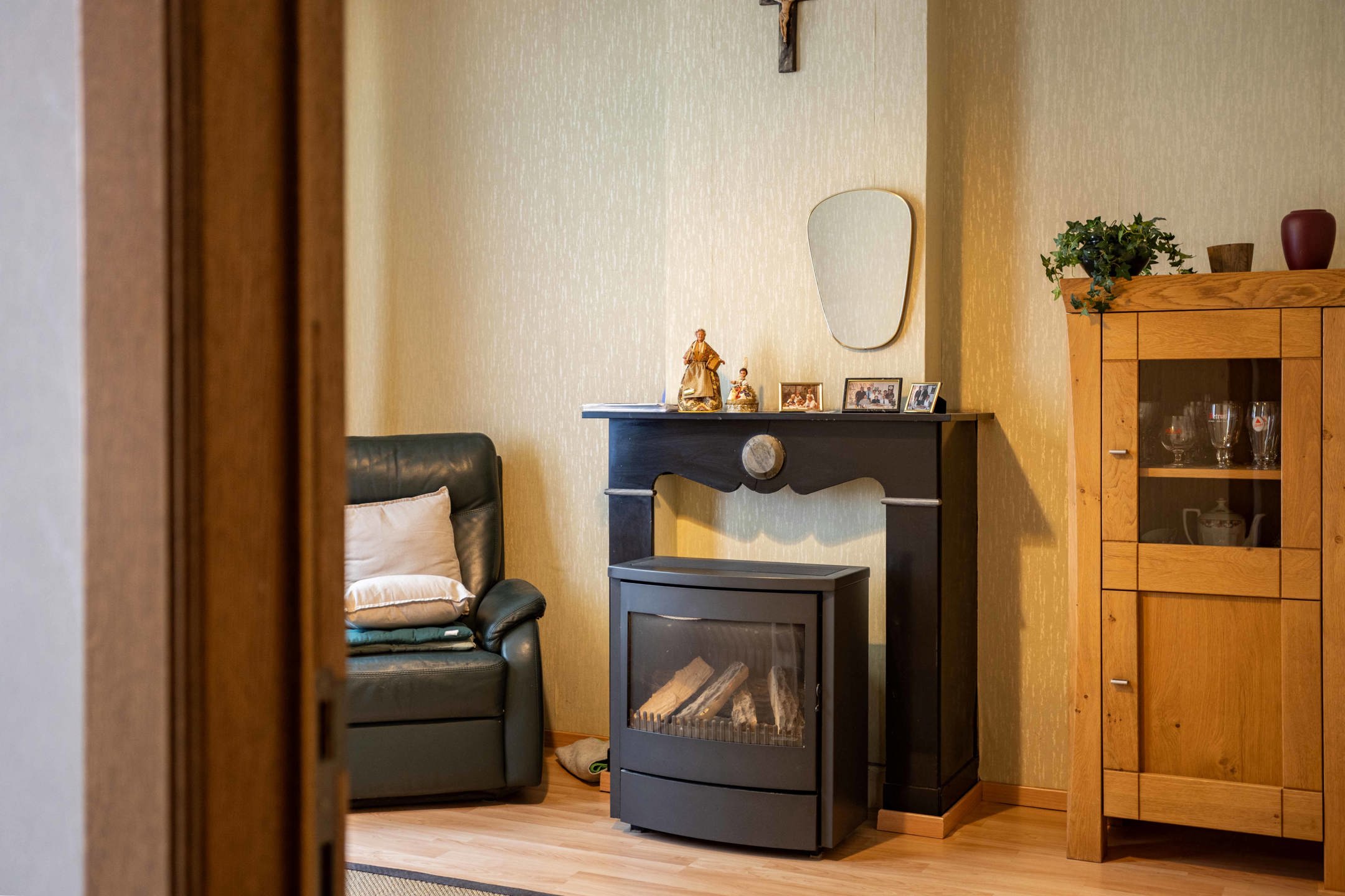  Verassend ruime, te renoveren woning in Ronse foto 5