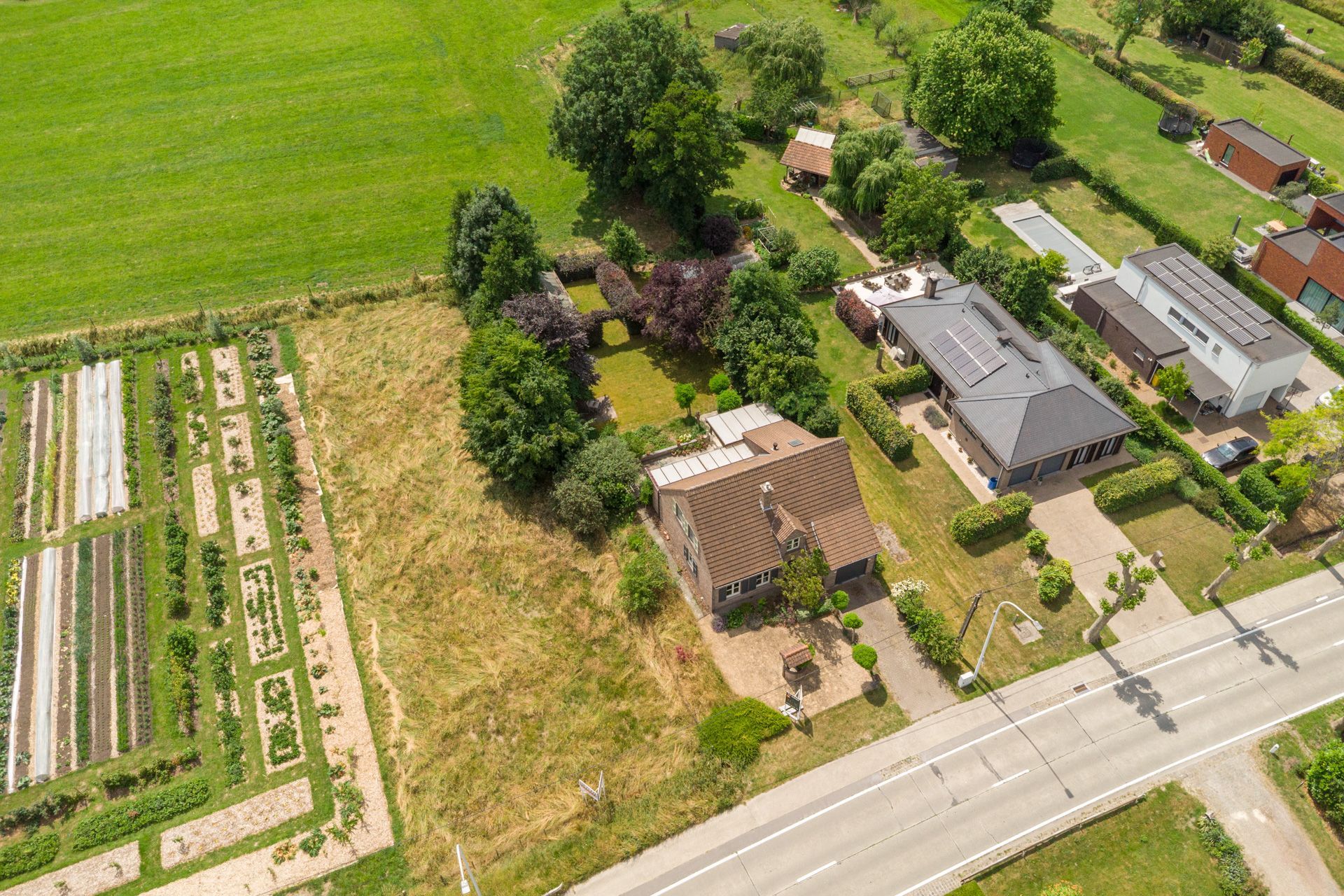 Open bebouwing met 4 slpks en grote tuin foto 3