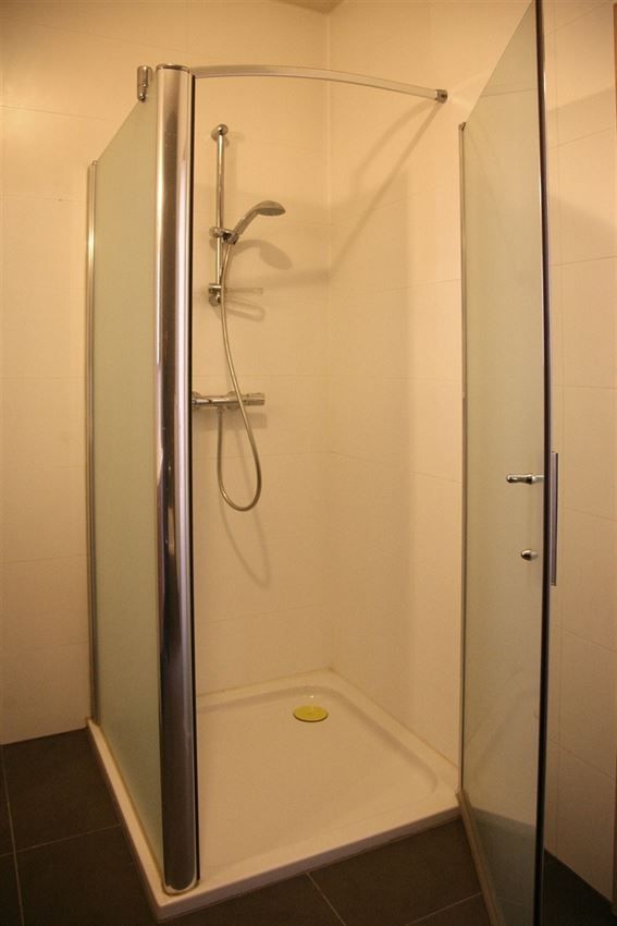 Gelijkvloers appartement met lichtrijke leefruimte, terras en garage foto 8