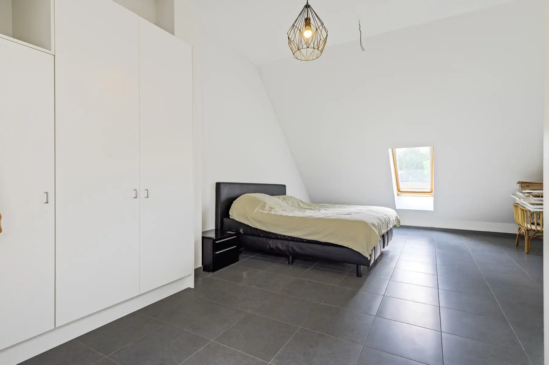 Recente woning op centrale ligging met 2 garages foto 17