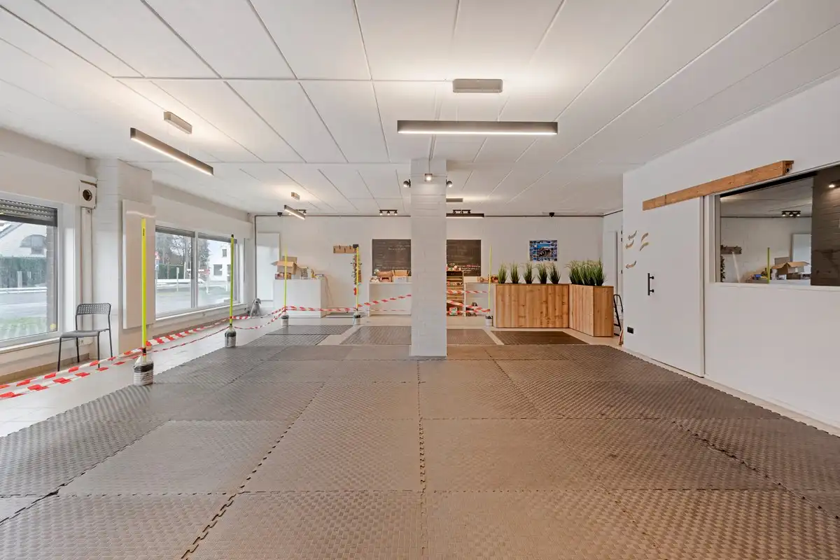 Luxe woning met binnenzwembad en perfect afgescheiden handels- of verhuurgedeelte foto 21