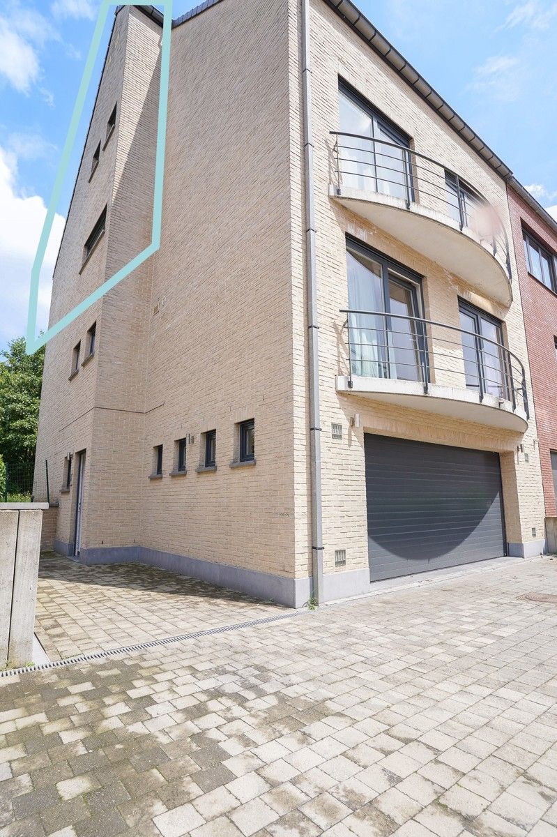 Centraal gelegen duplex appartement met garage, autostaanplaats én kelder te Merchtem foto 1